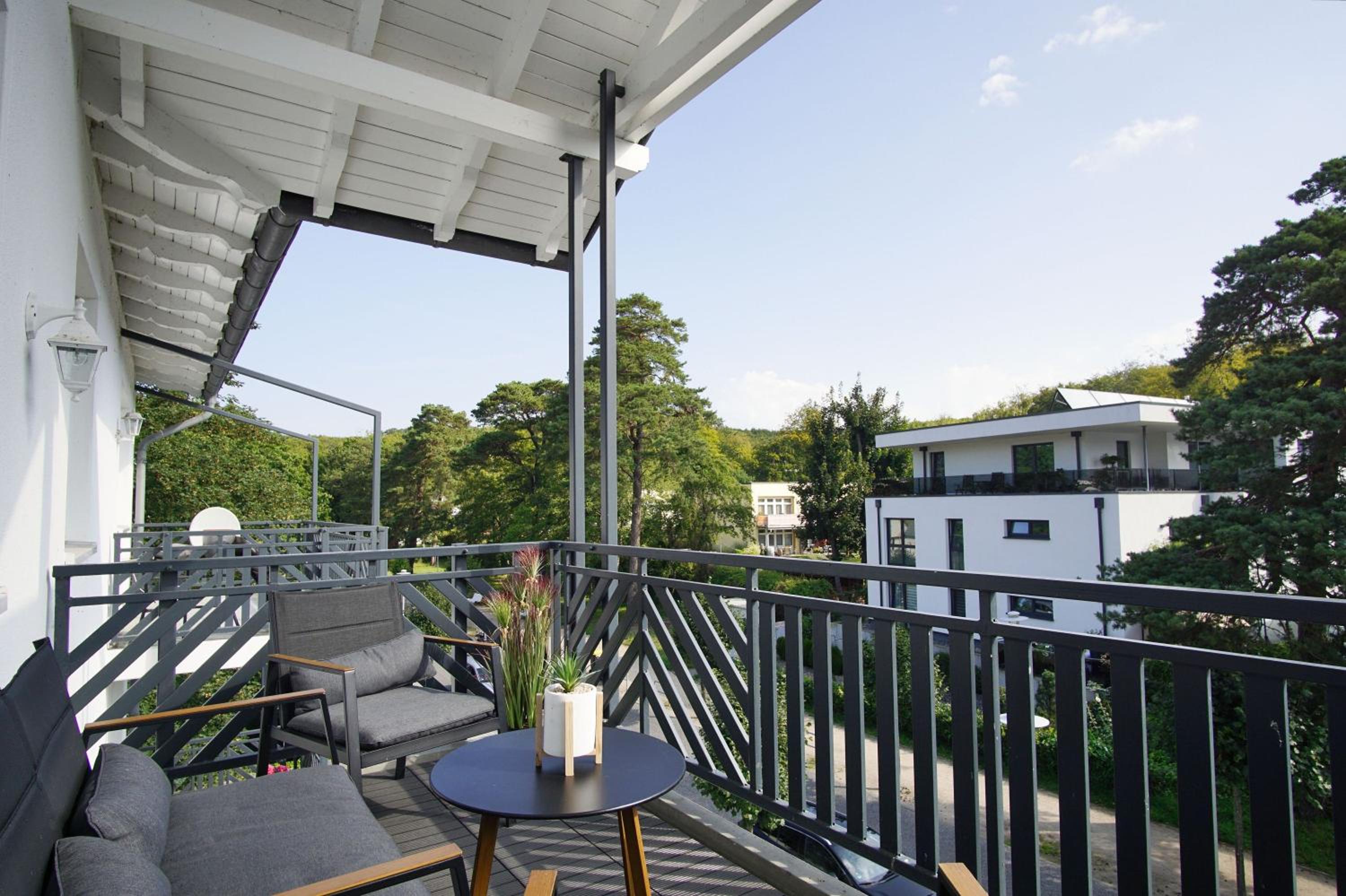 schöne 2-Raum-Wohnung mit Balkon, gratis Nutzung vom AHOI Erlebnisbad und Sauna in Sellin - Villa Jolie FeWo 09