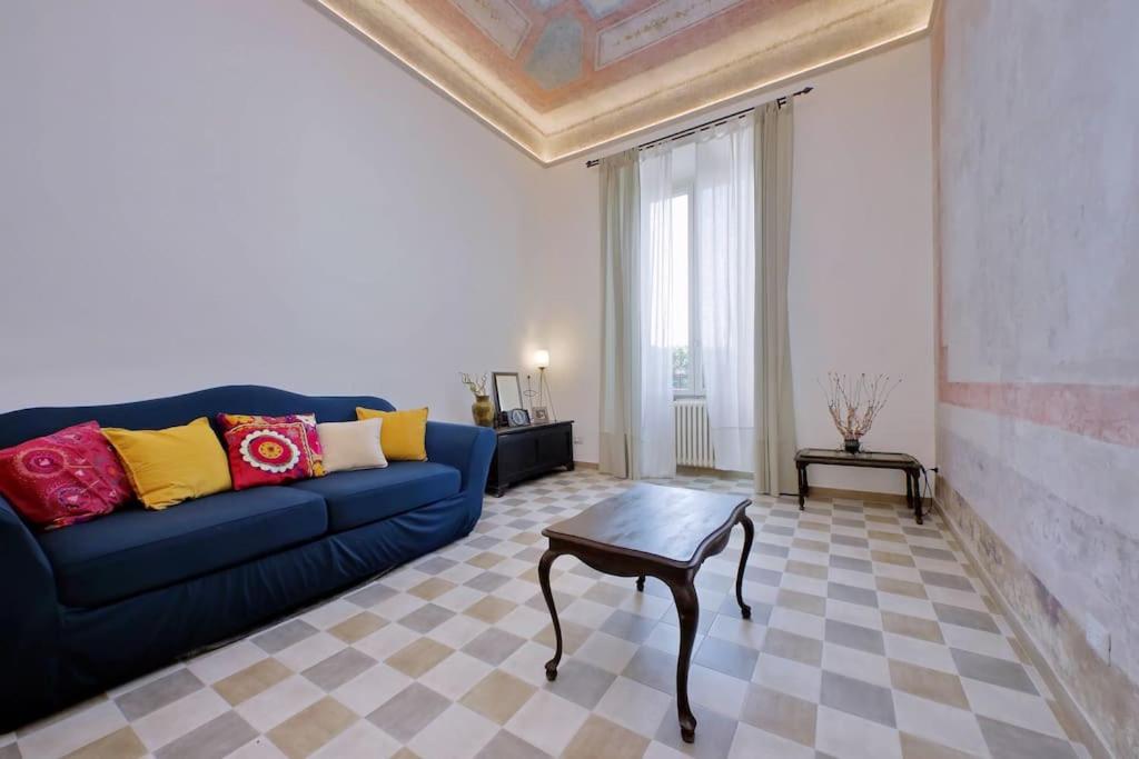 Bright flat with wonderful views in the centre