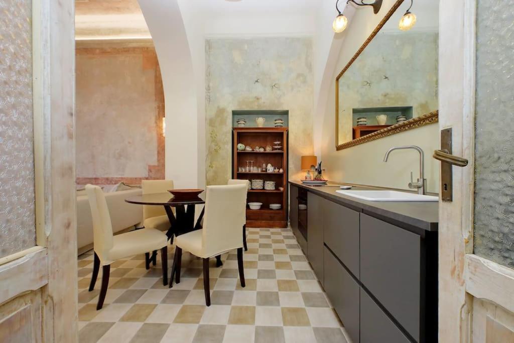 Bright flat with wonderful views in the centre