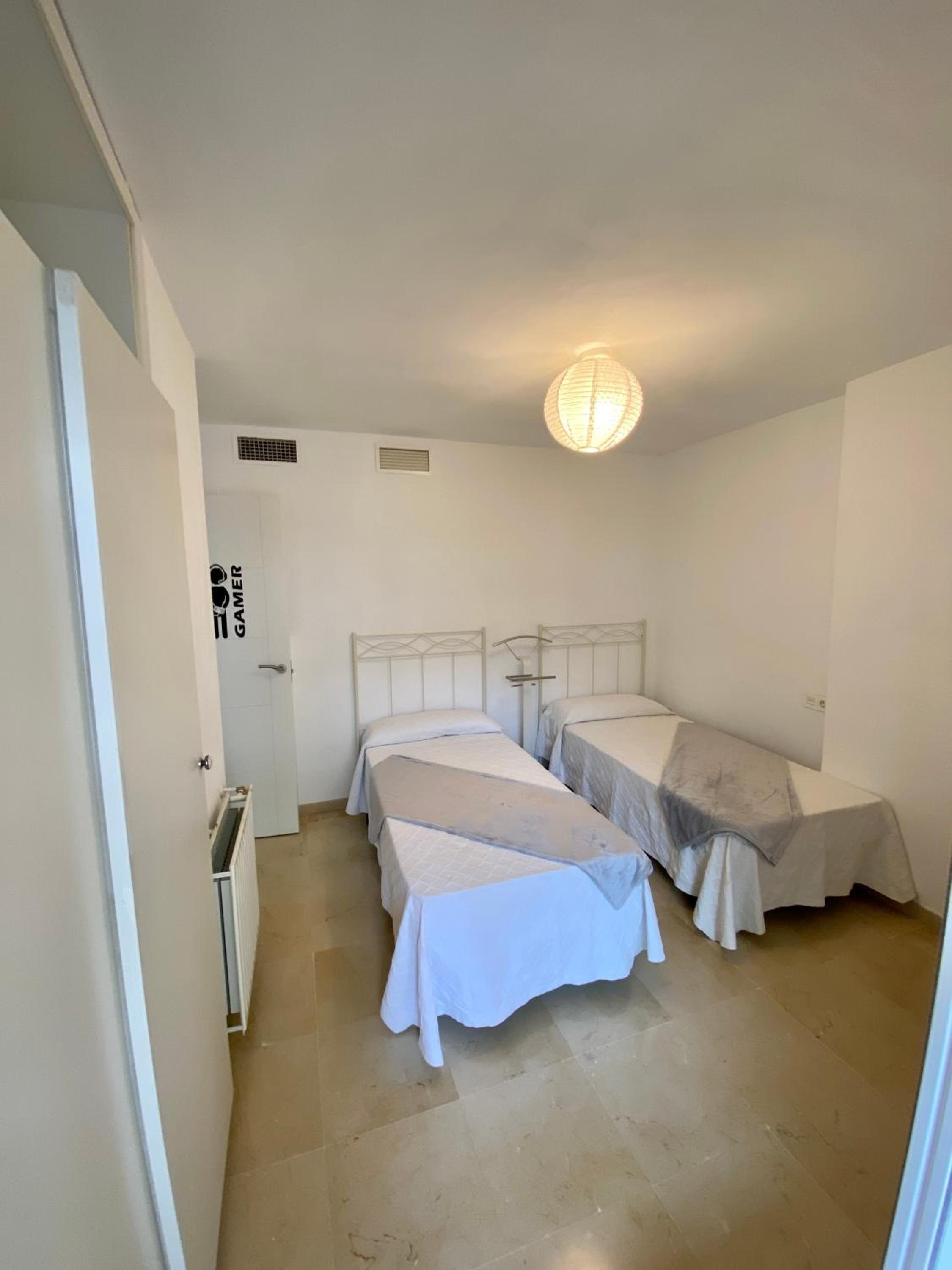 Apartamento con vistas y terraza en Guadalmina MAD