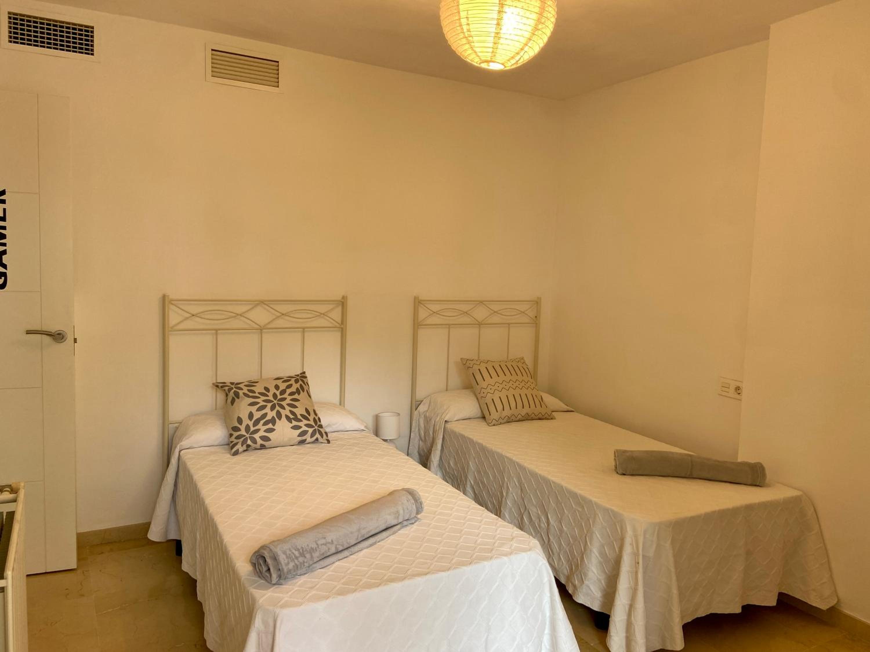 Apartamento con vistas y terraza en Guadalmina MAD