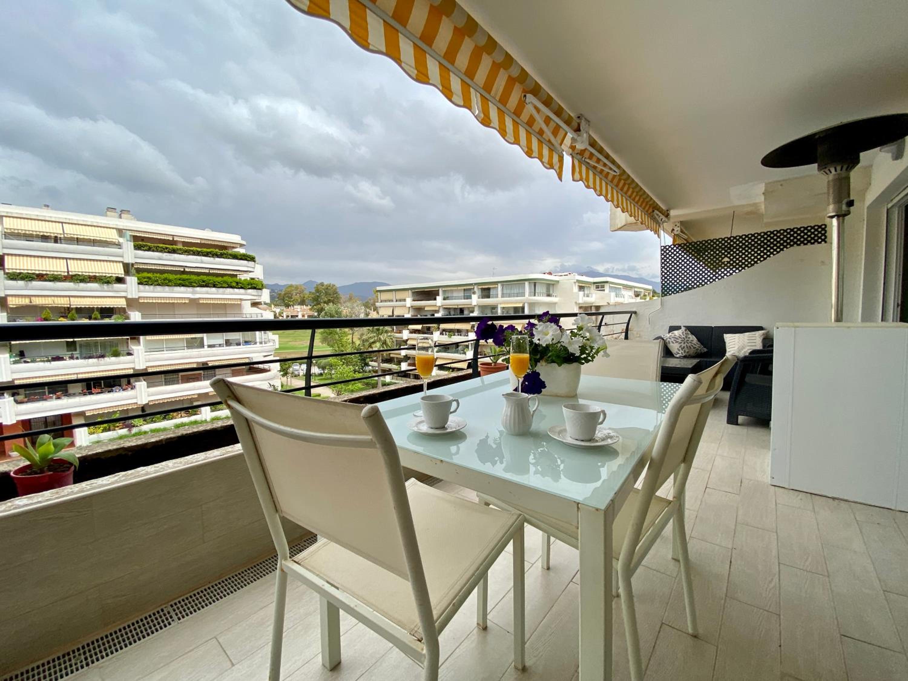 Apartamento con vistas y terraza en Guadalmina MAD