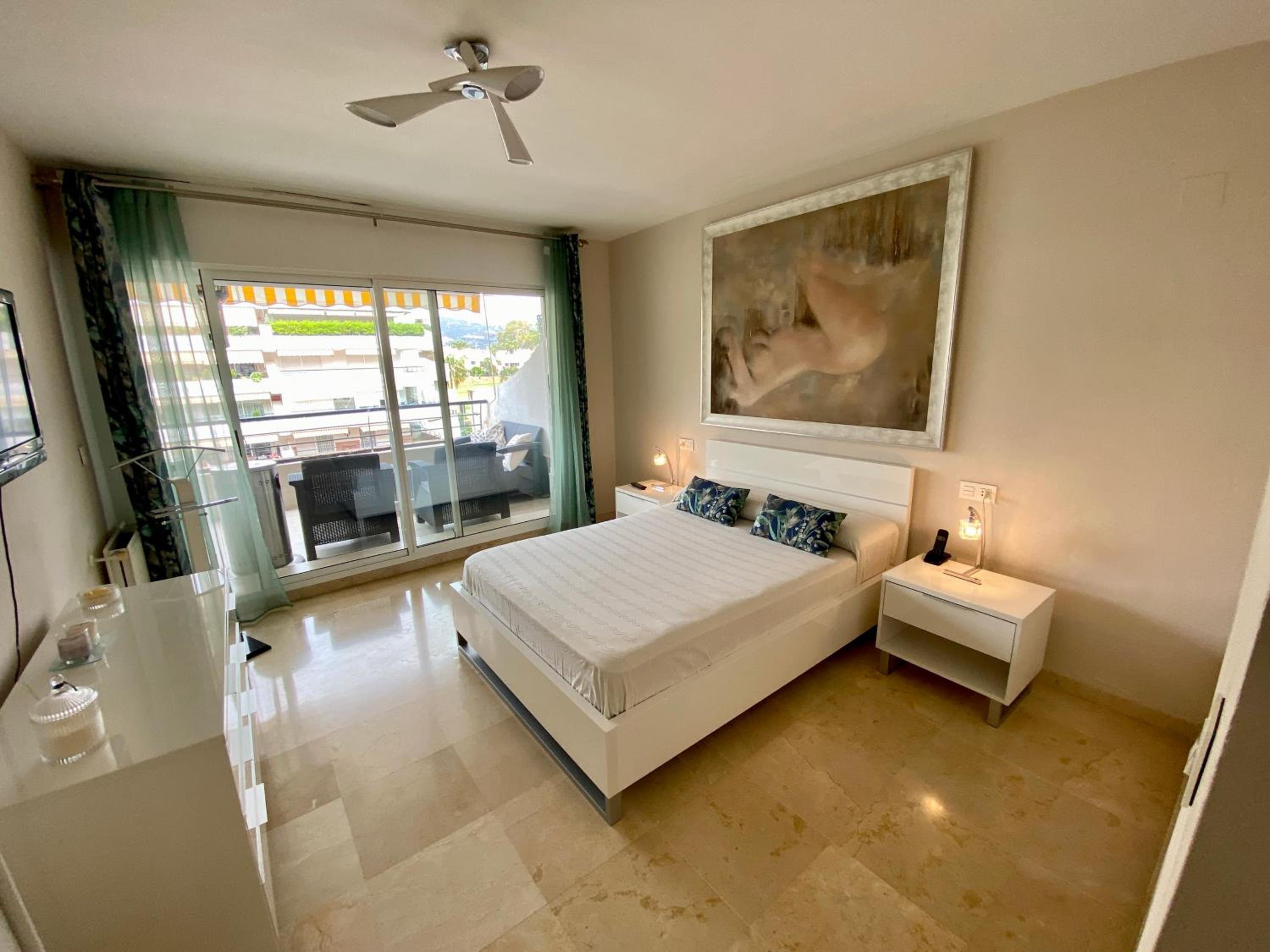 Apartamento con vistas y terraza en Guadalmina MAD