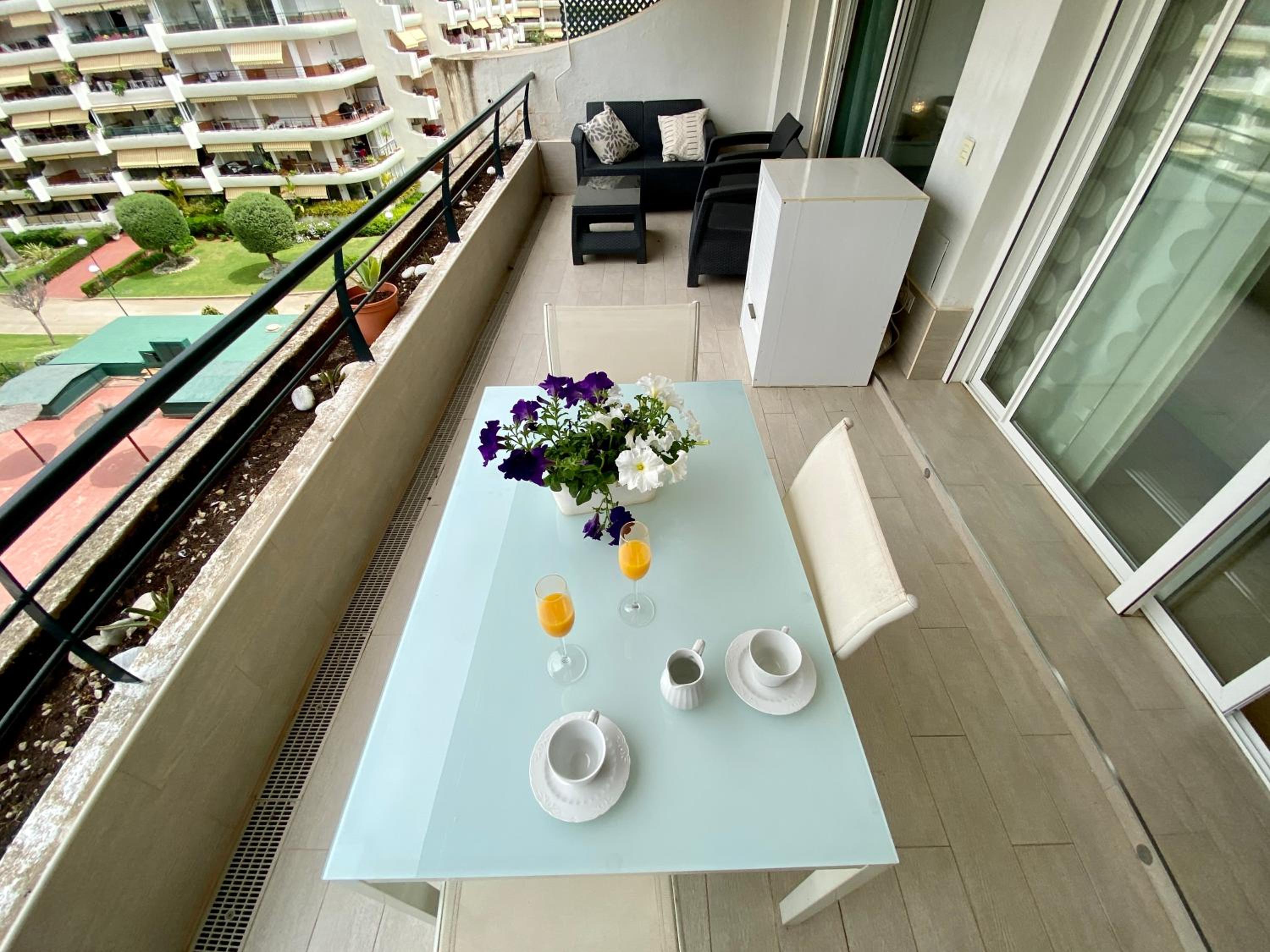 Apartamento con vistas y terraza en Guadalmina MAD
