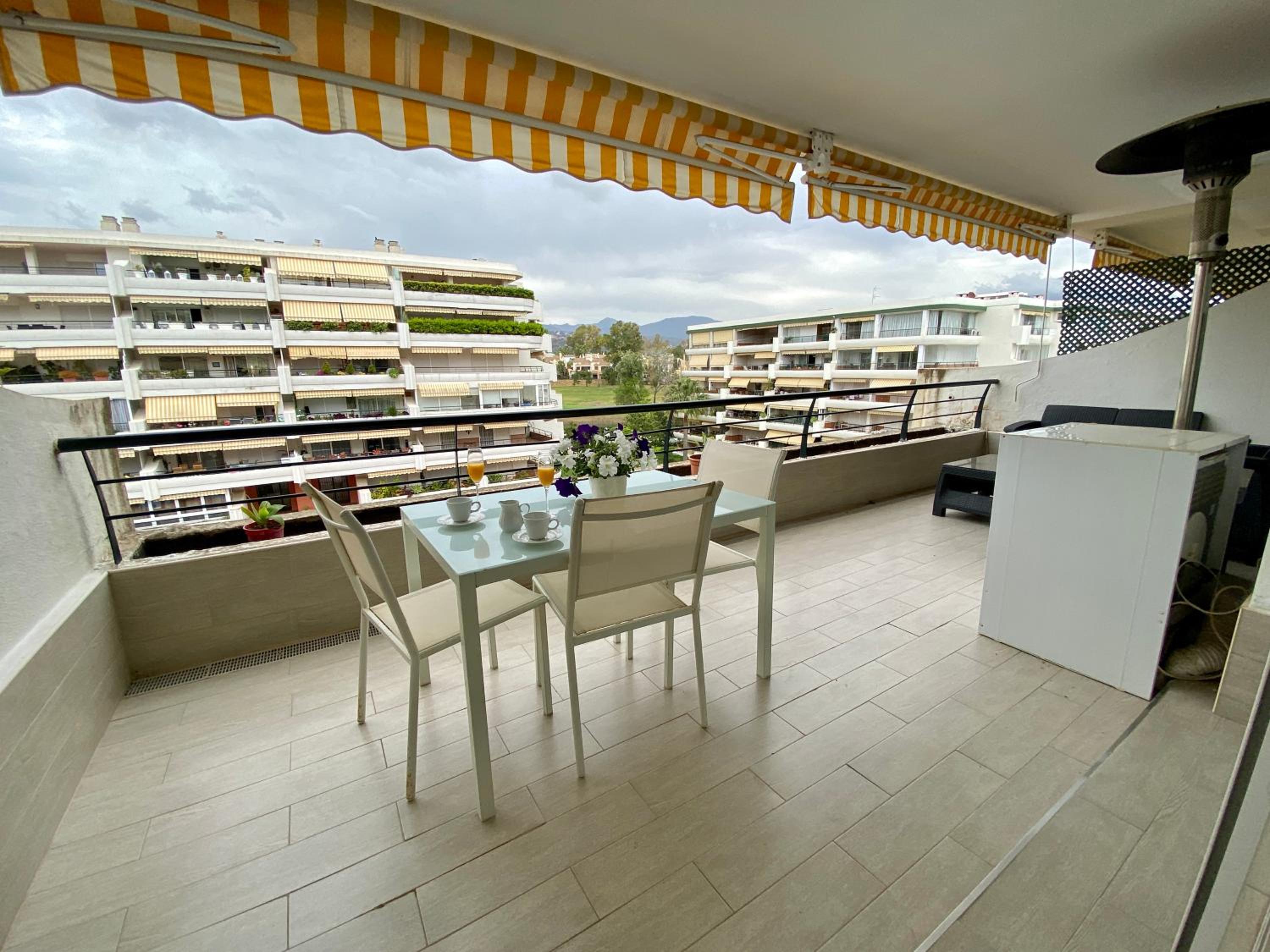 Apartamento con vistas y terraza en Guadalmina MAD