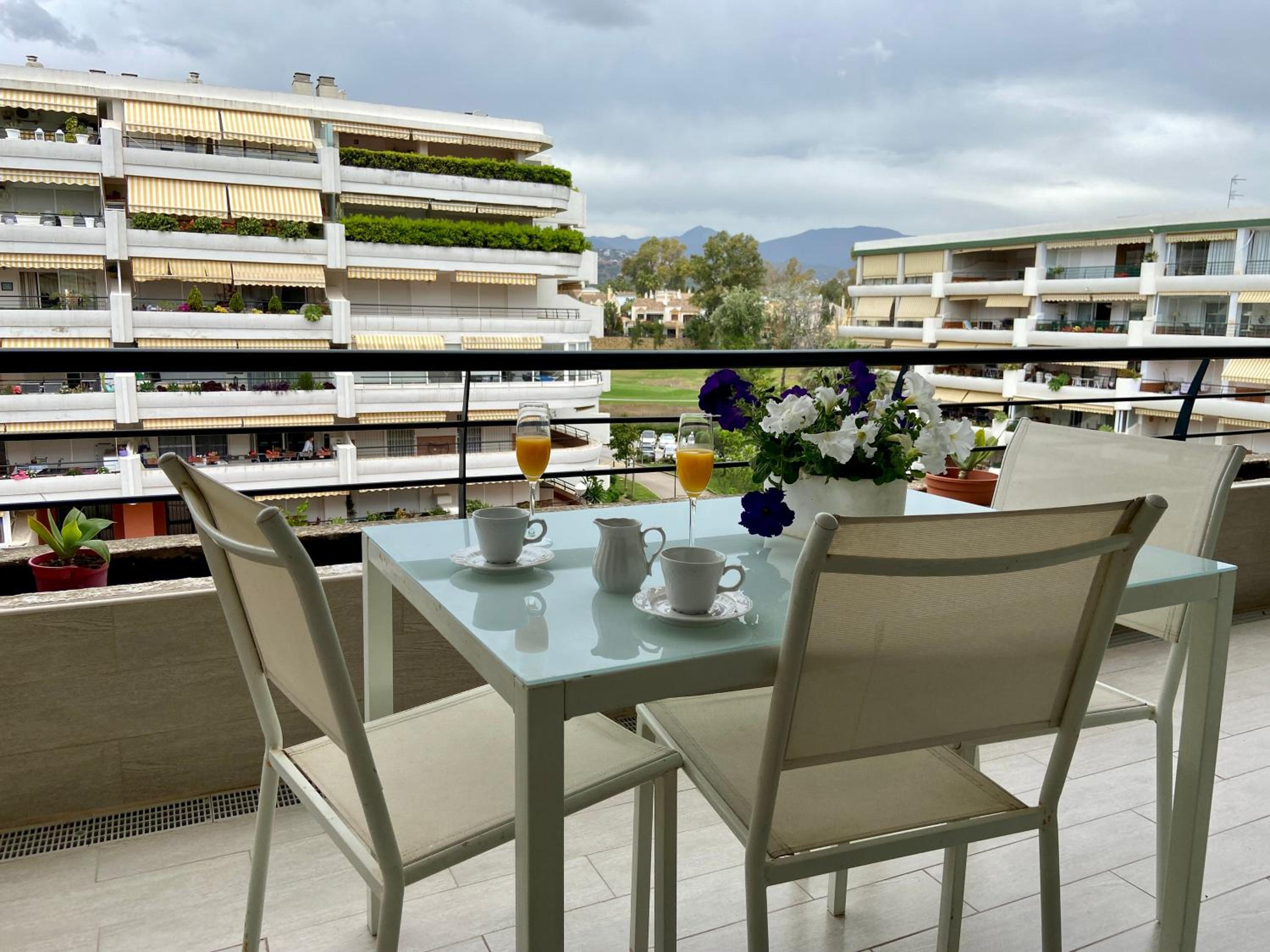 Apartamento con vistas y terraza en Guadalmina MAD