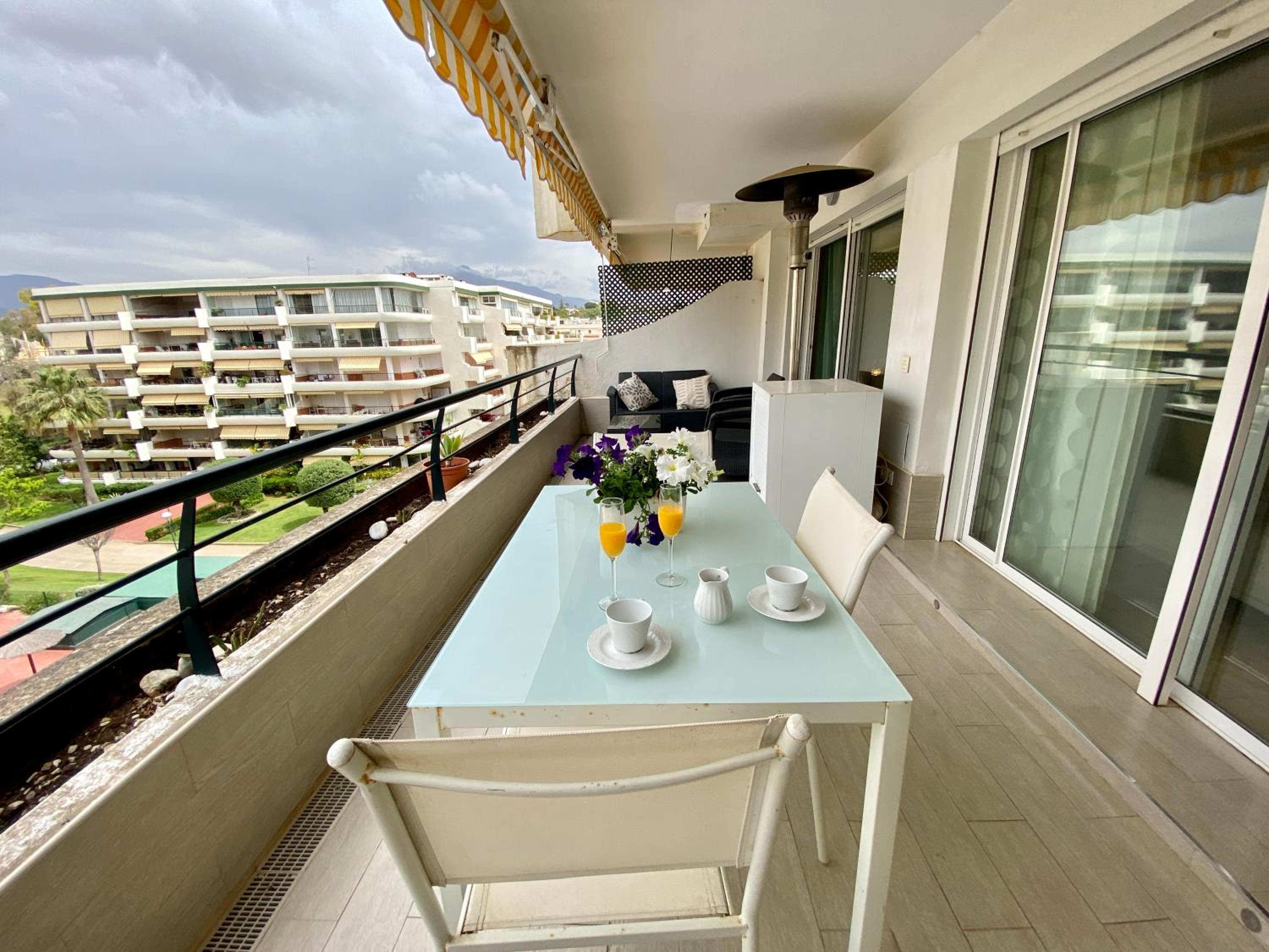 Apartamento con vistas y terraza en Guadalmina MAD