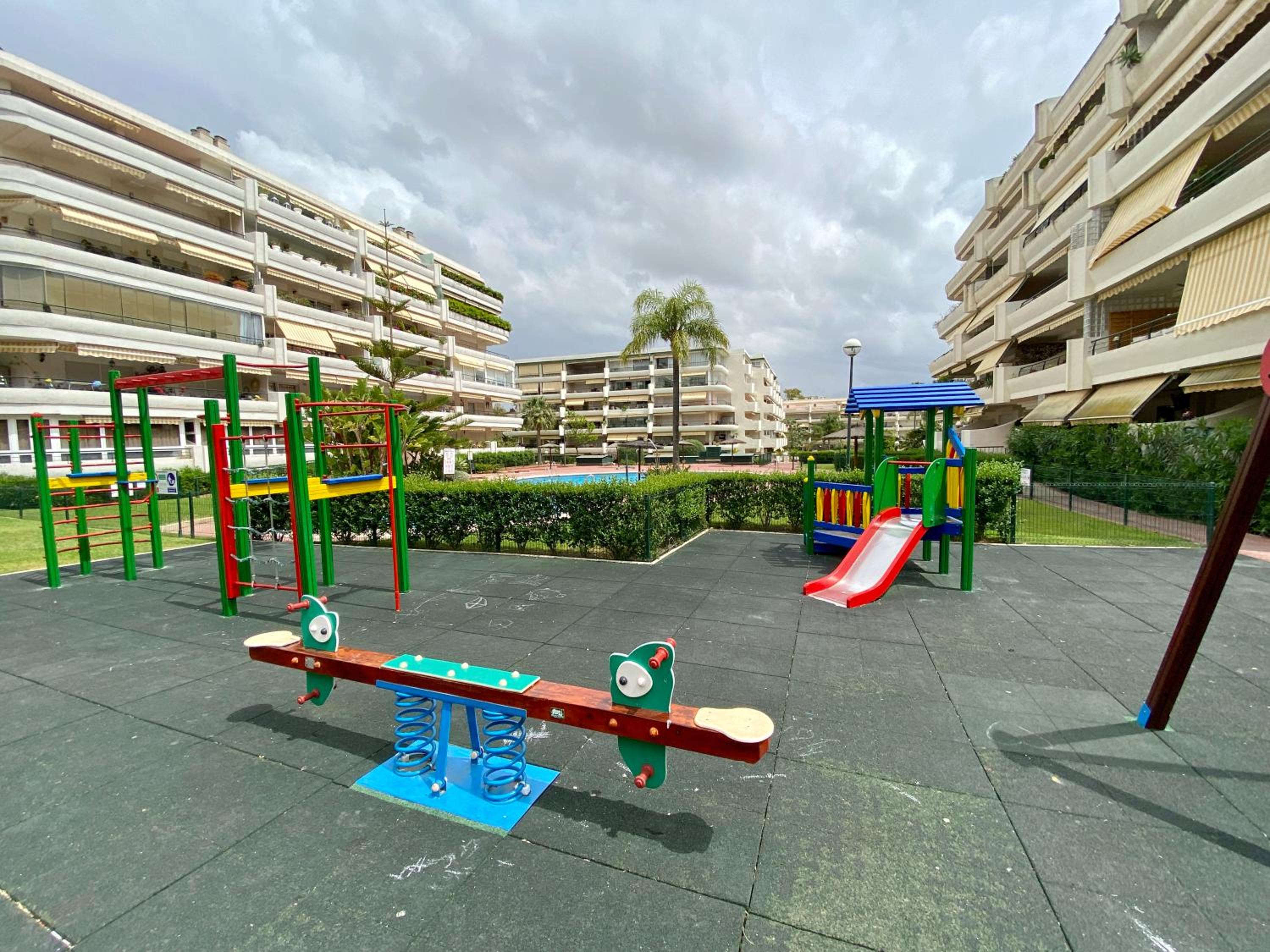 Apartamento con vistas y terraza en Guadalmina MAD