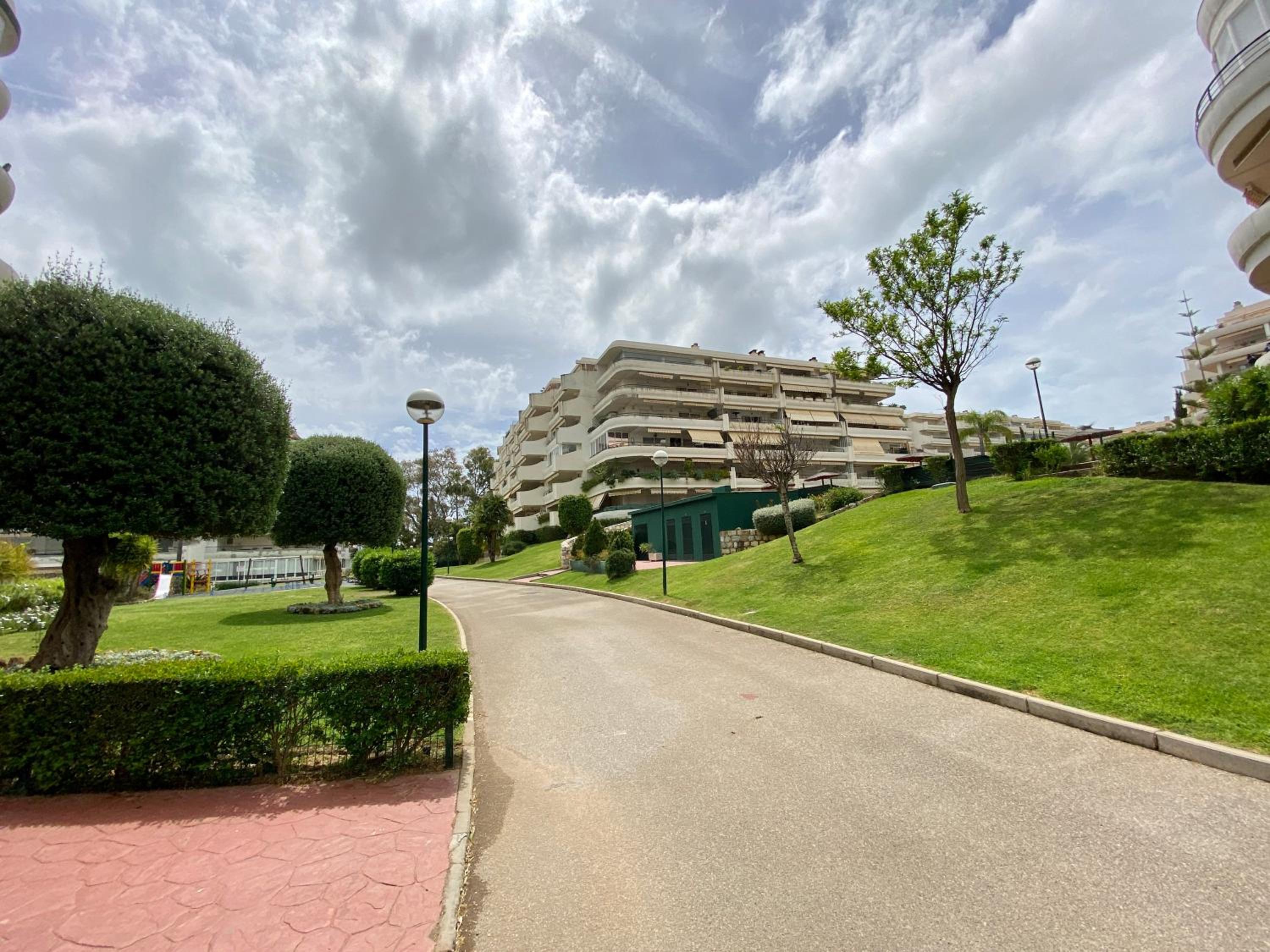 Apartamento con vistas y terraza en Guadalmina MAD