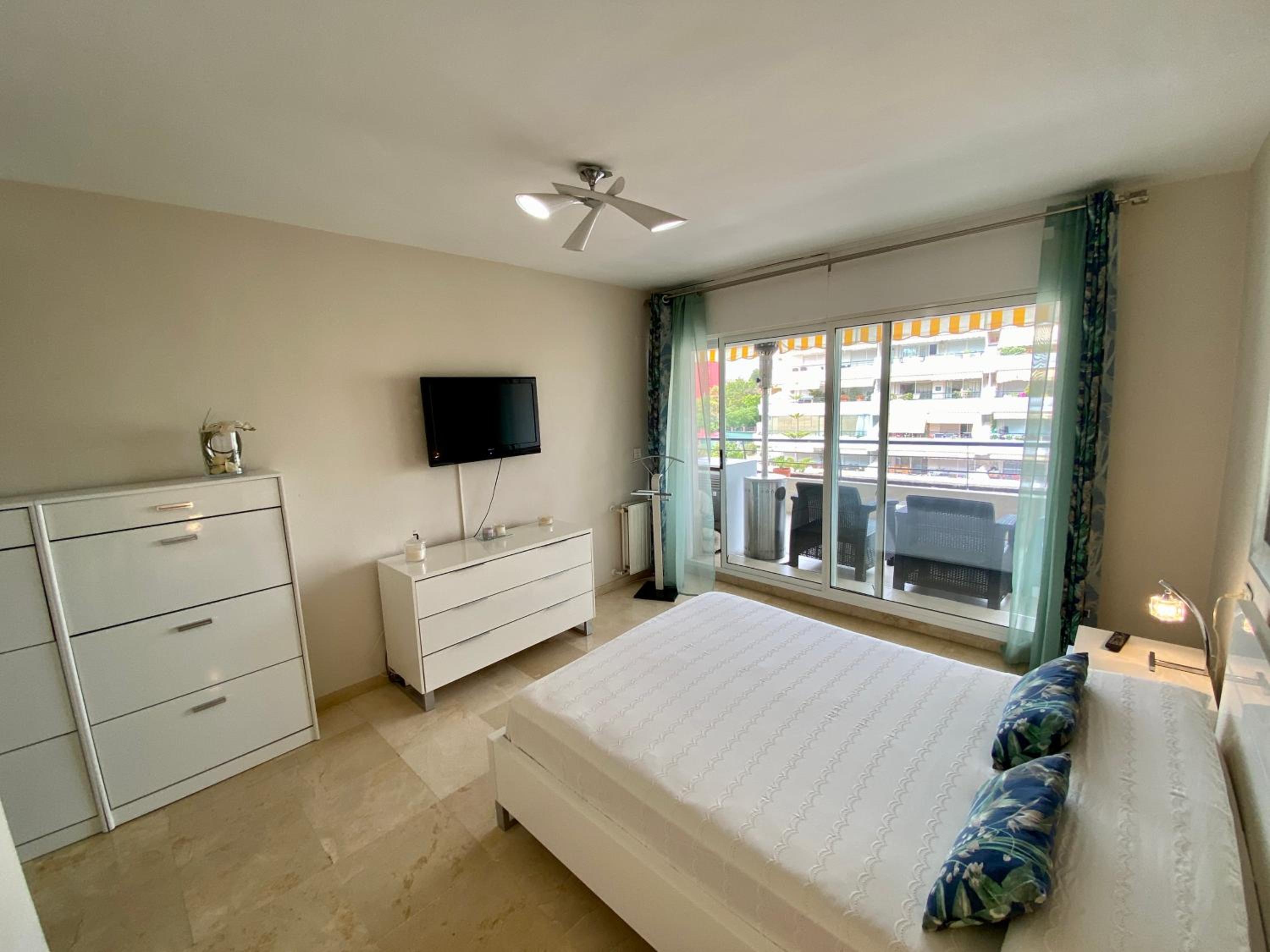 Apartamento con vistas y terraza en Guadalmina MAD
