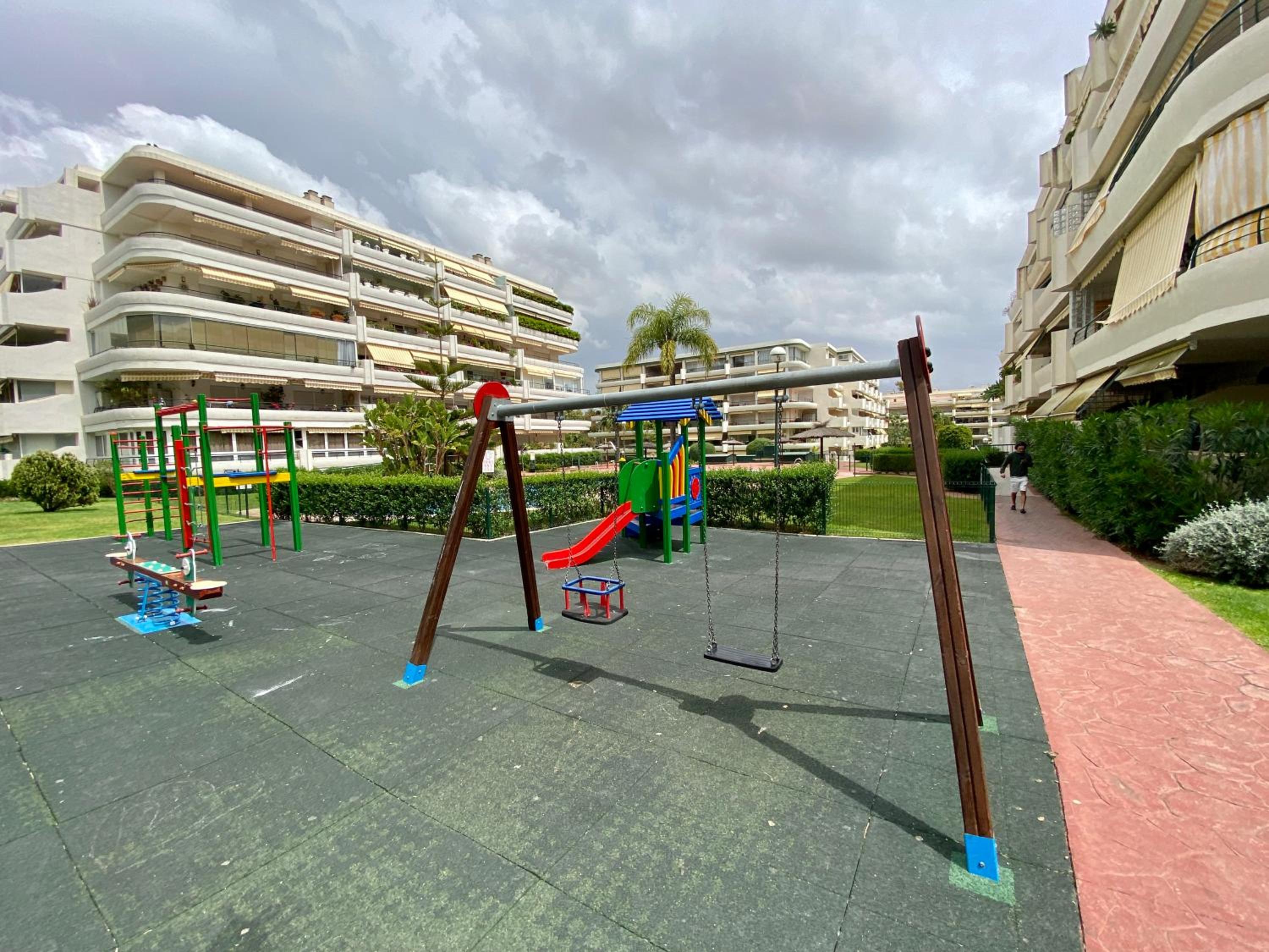 Apartamento con vistas y terraza en Guadalmina MAD