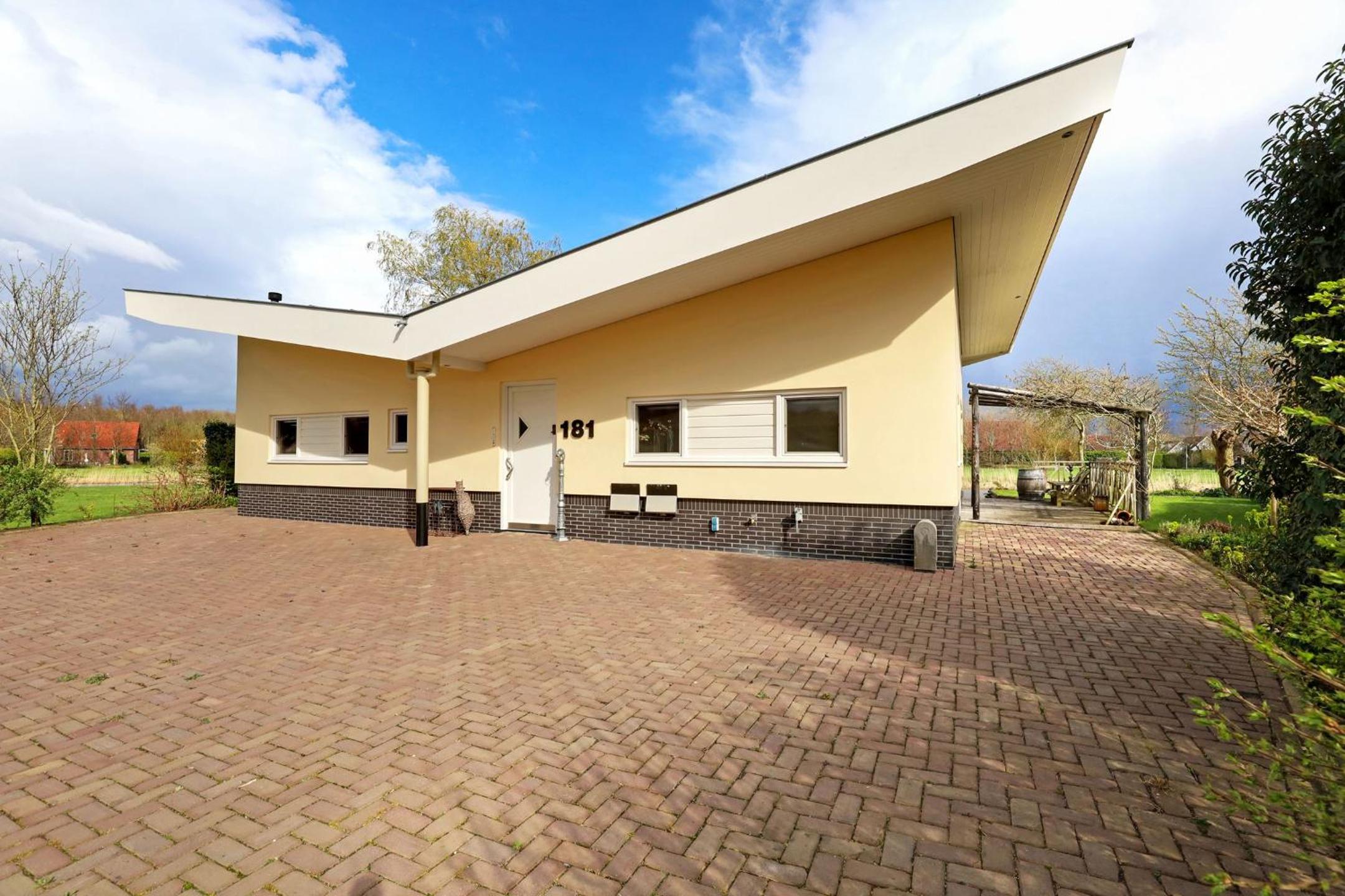 Spacious Comfort Villa Vera with hottub 6 beds plus 1 folding bed