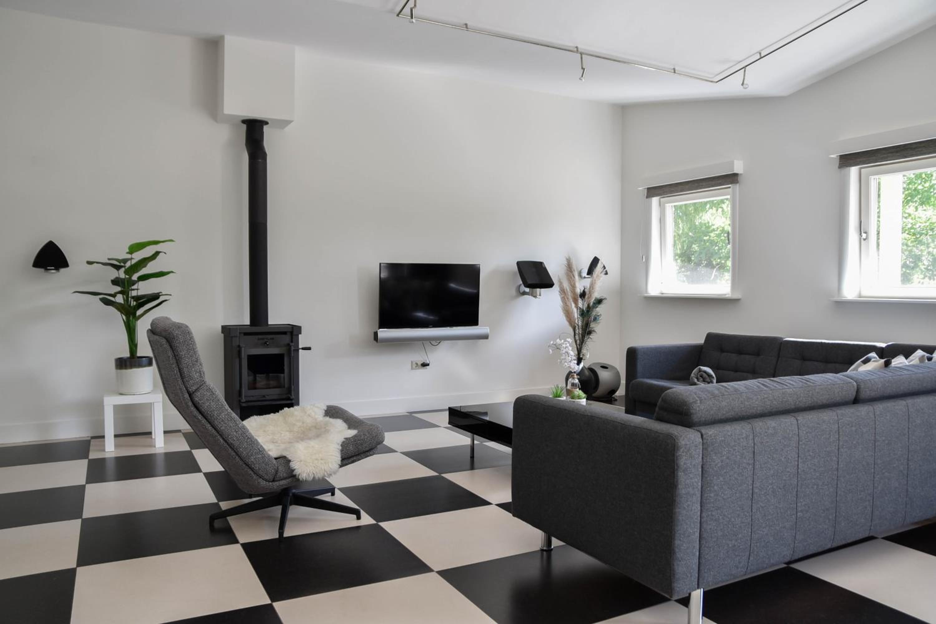Spacious Comfort Villa Vera with hottub 6 beds plus 1 folding bed