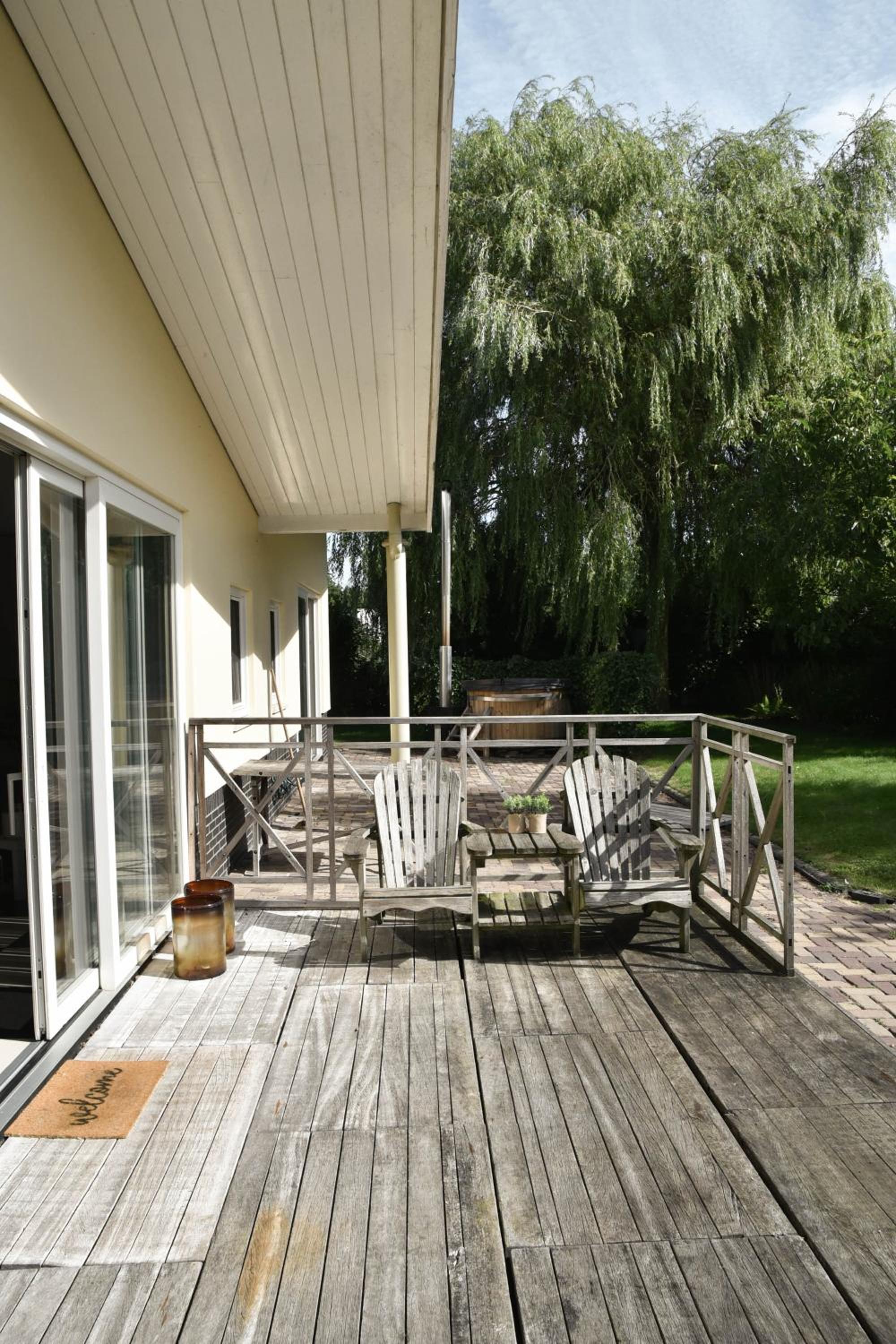 Spacious Comfort Villa Vera with hottub 6 beds plus 1 folding bed