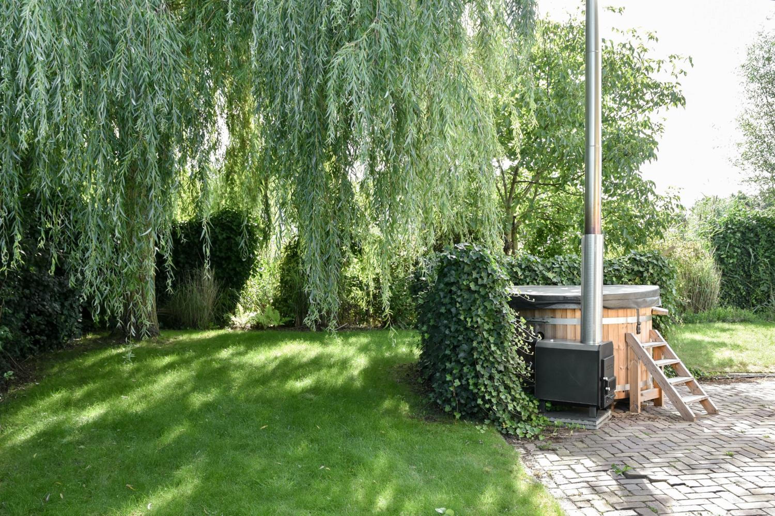 Spacious Comfort Villa Vera with hottub 6 beds plus 1 folding bed
