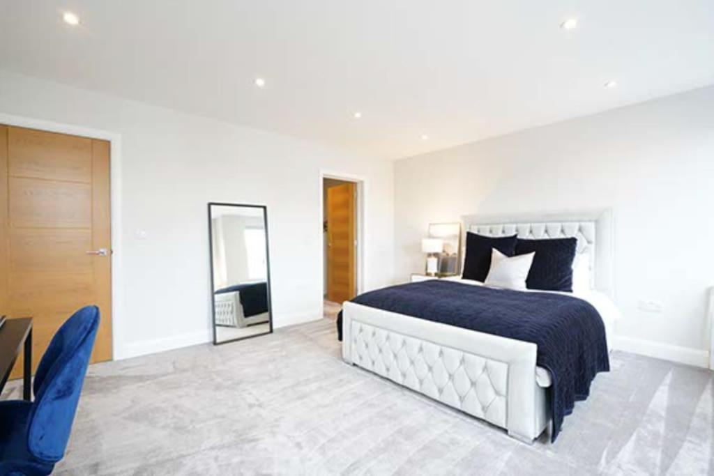 Modern 3 bed Entire House, Gym & Underfloor Heating view 5