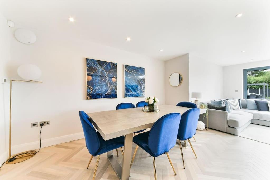 Modern 3 bed Entire House, Gym & Underfloor Heating view 2