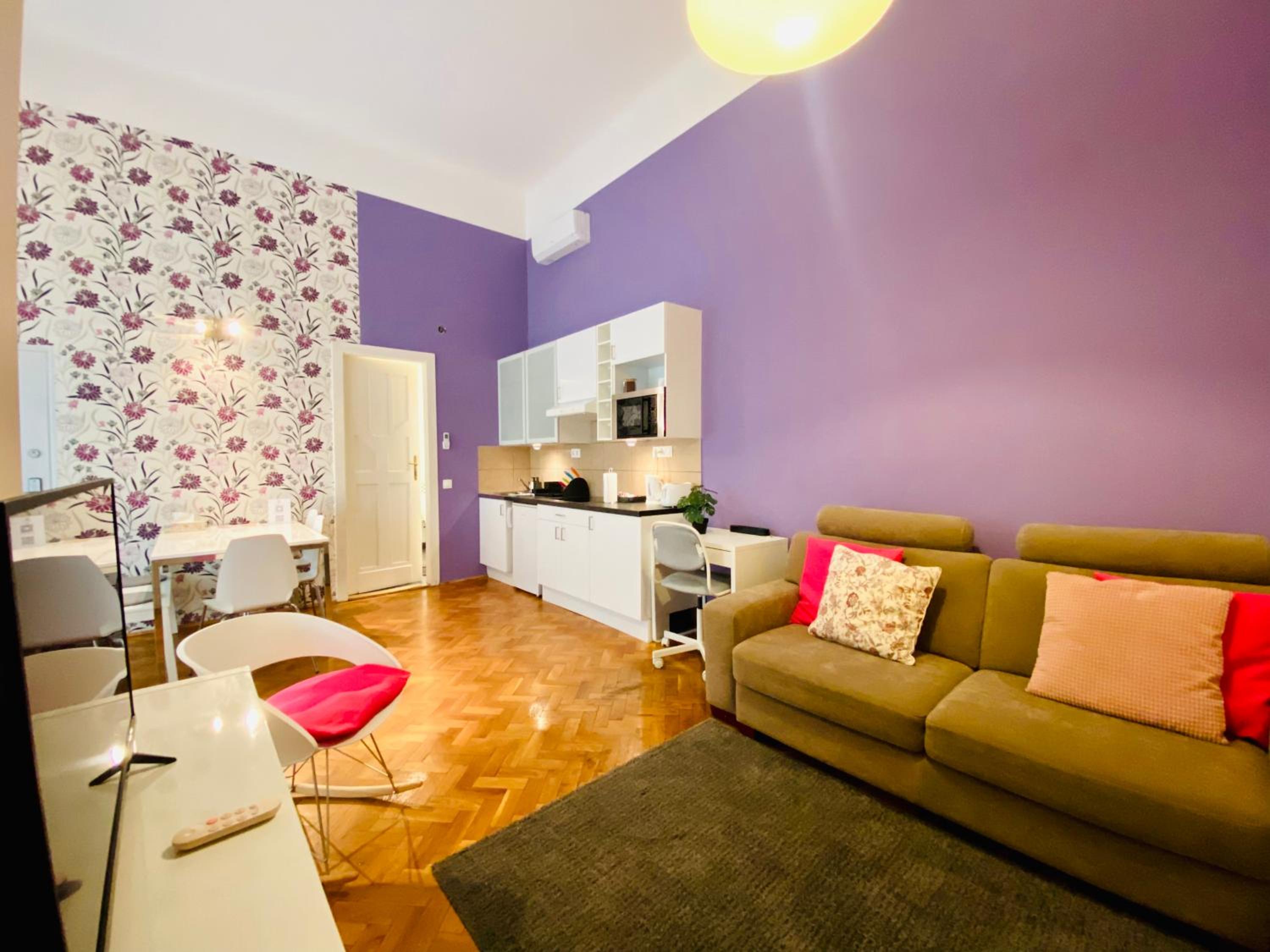Stylish & Bright 1BR in the Heart of Budapest with AC - Purple House view 5