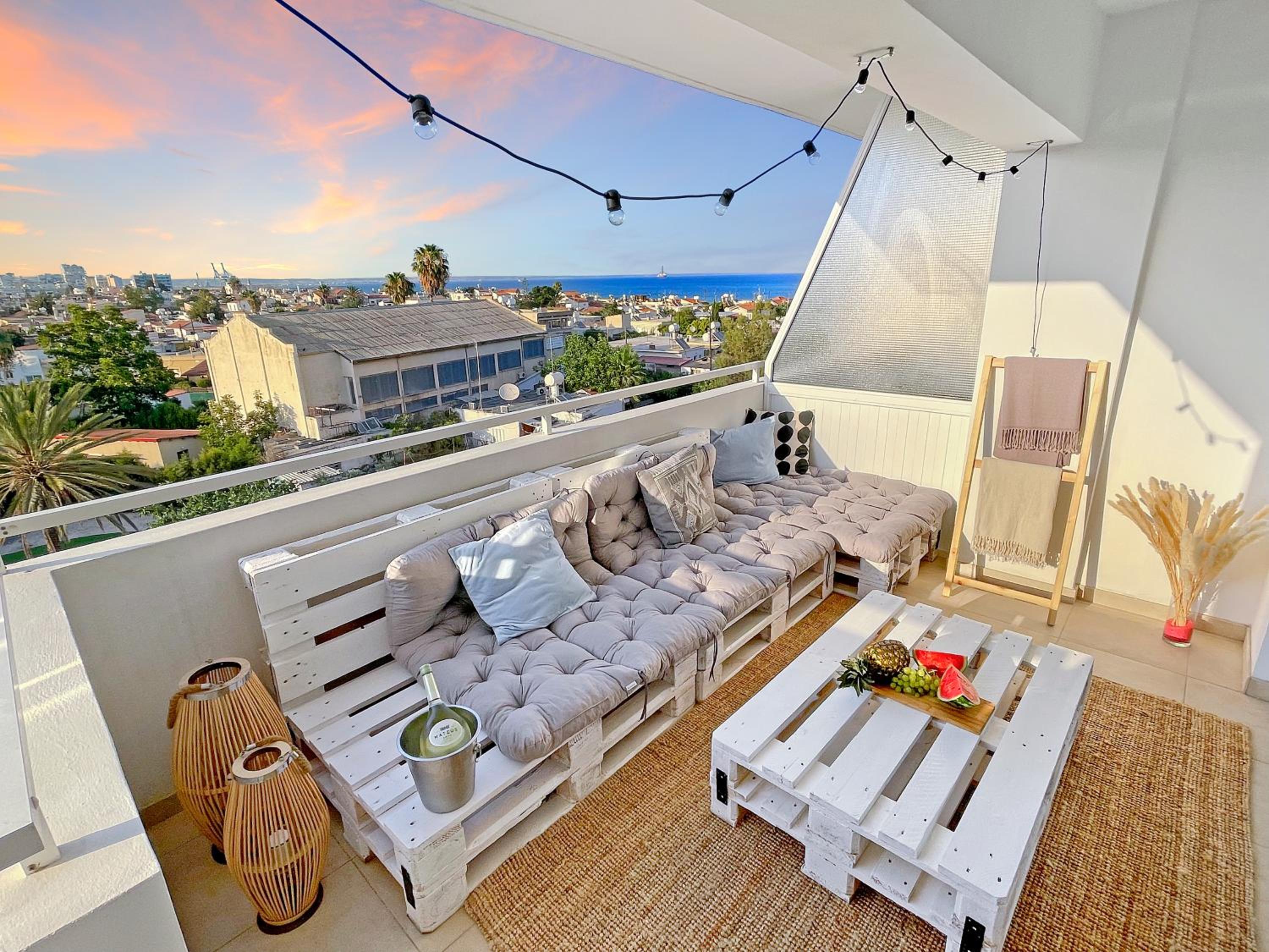 2BR SEAVIEW Apt in prime location 1 min from sea view 2