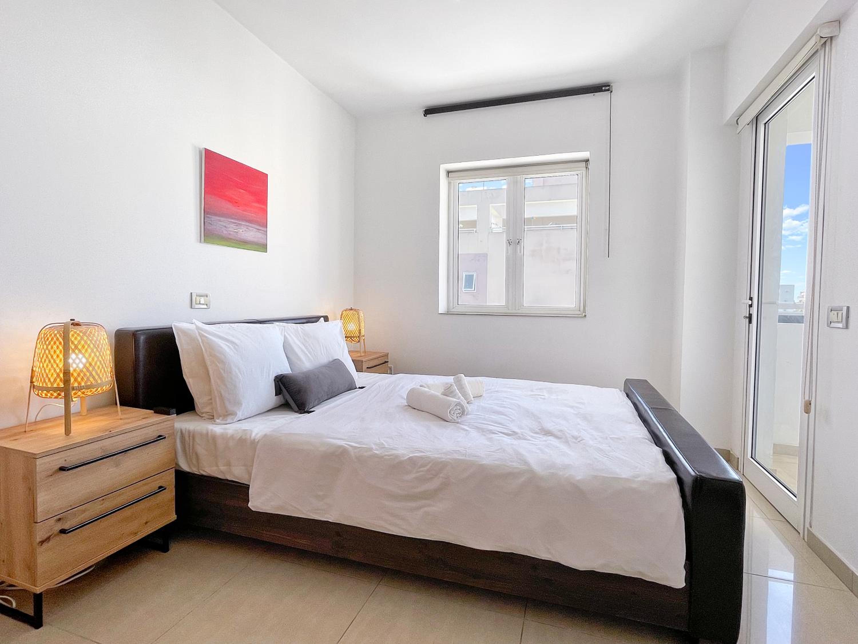 2BR SEAVIEW Apt in prime location 1 min from sea view 5