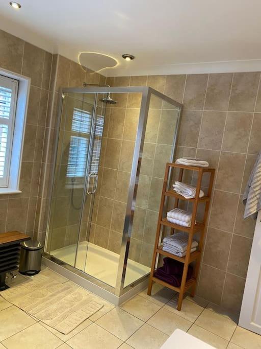 Spacious 5 bedroom home near city center view 4