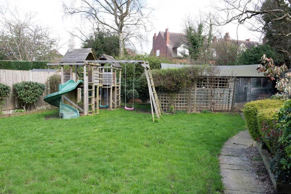 Spacious 5 bedroom home near city center view 5