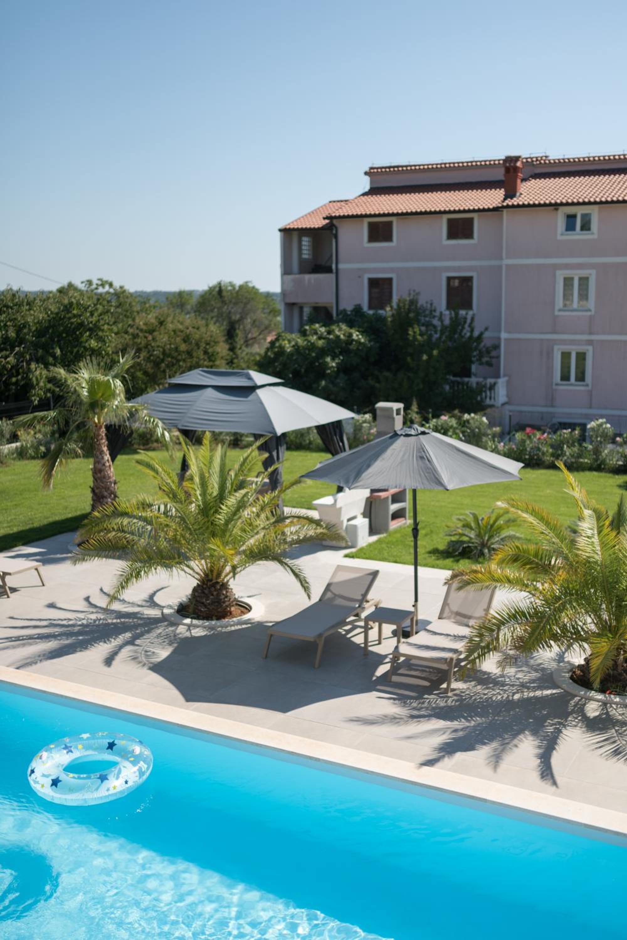 Villa Esea: Poolside Paradise & Relaxing Retreats view 3