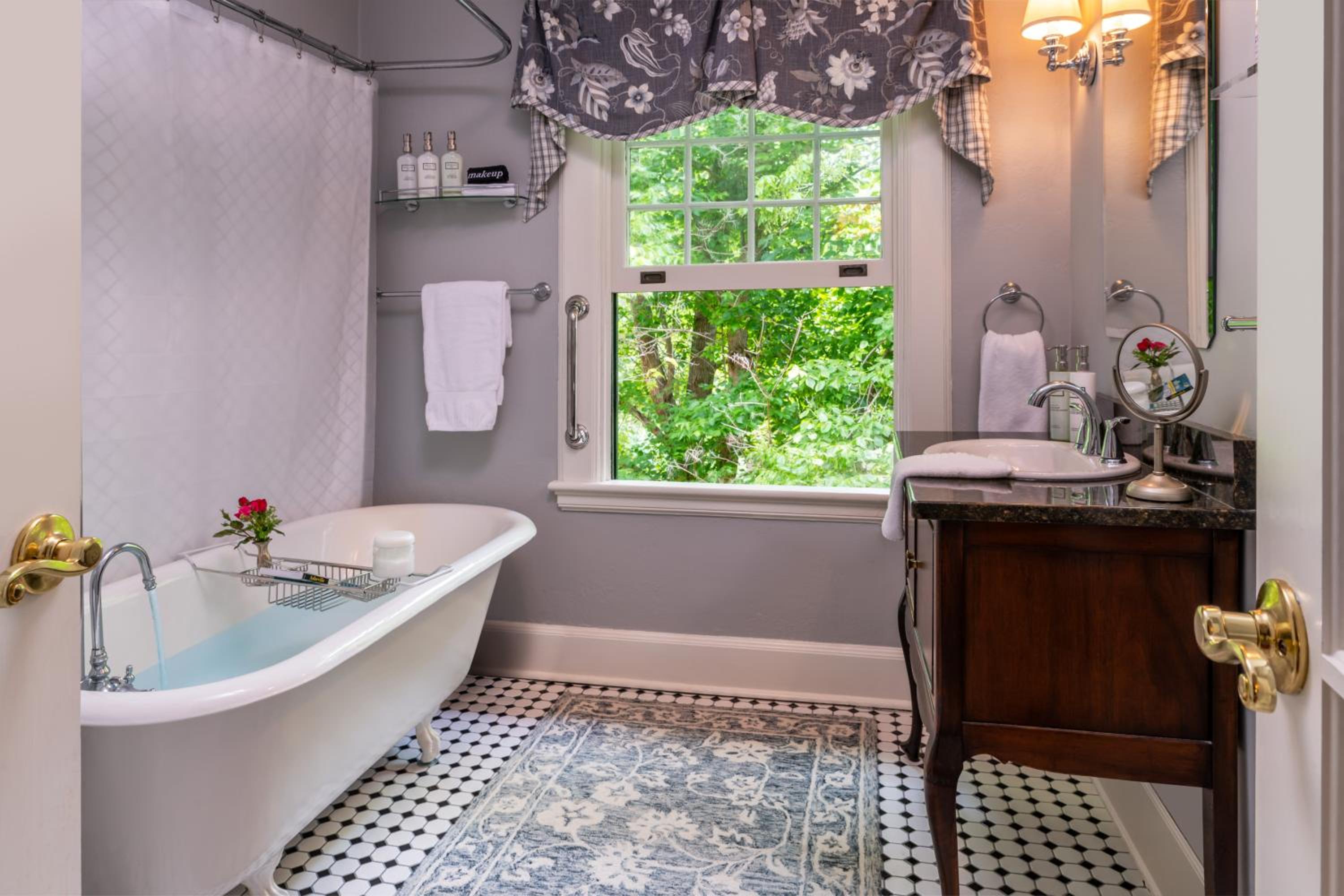 Pinecrest Bed & Breakfast