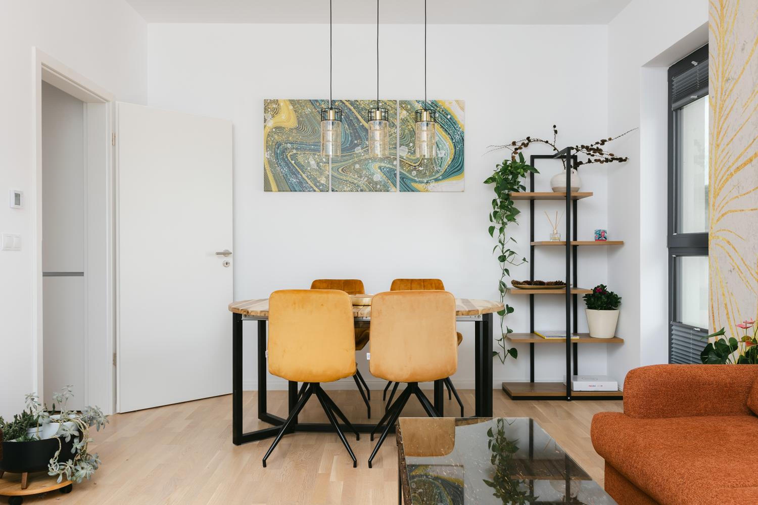 The Forest - Luxe Central Apt with free secured parking view 2