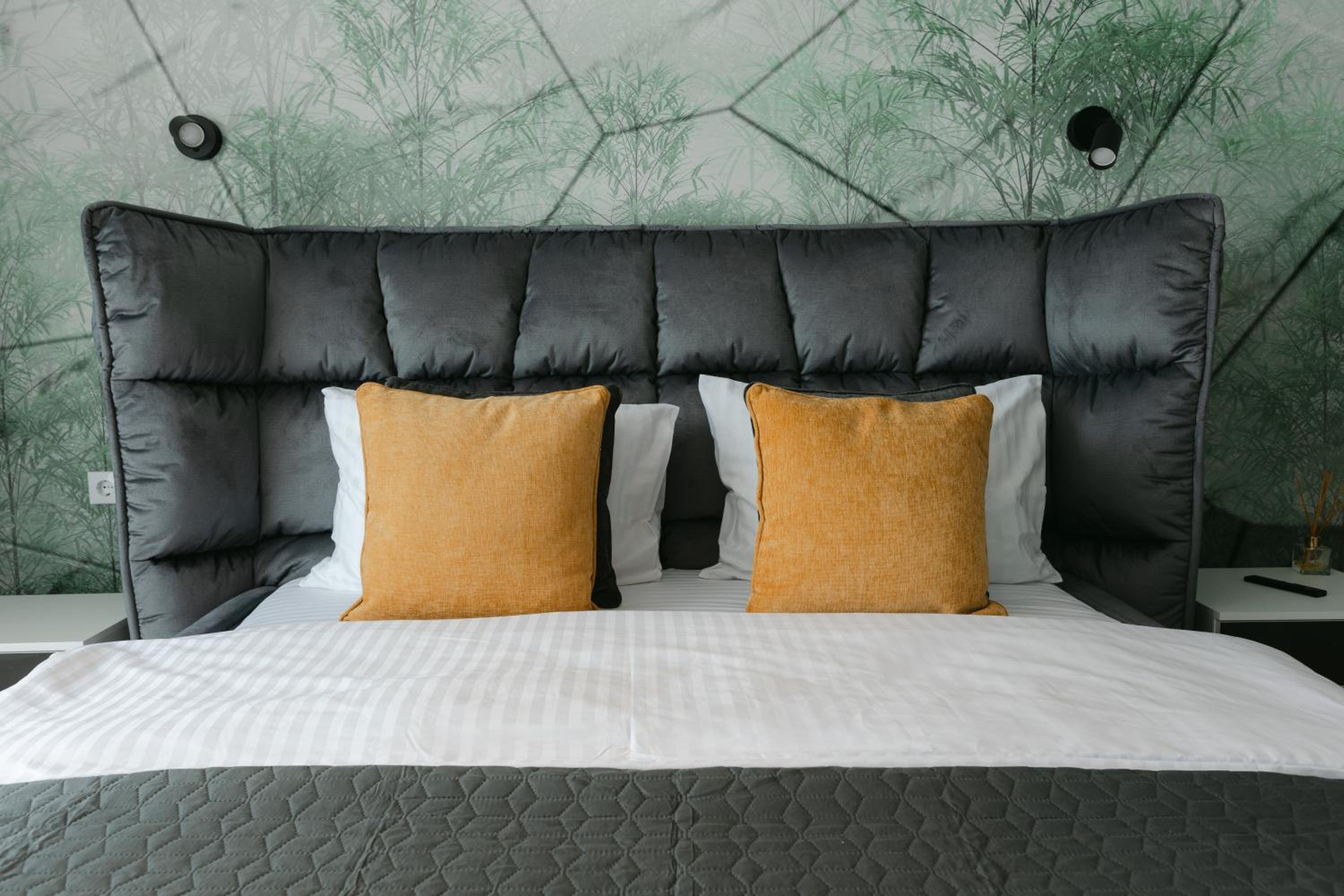 The Forest - Luxe Central Apt with free secured parking view 4
