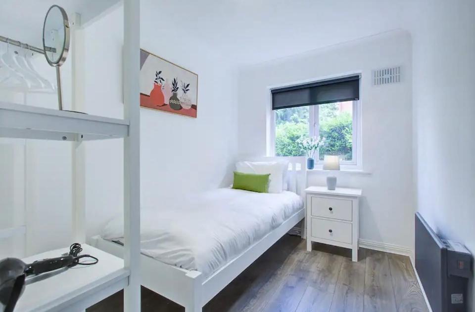 Spacious 2 Bedroom Apartment view 3