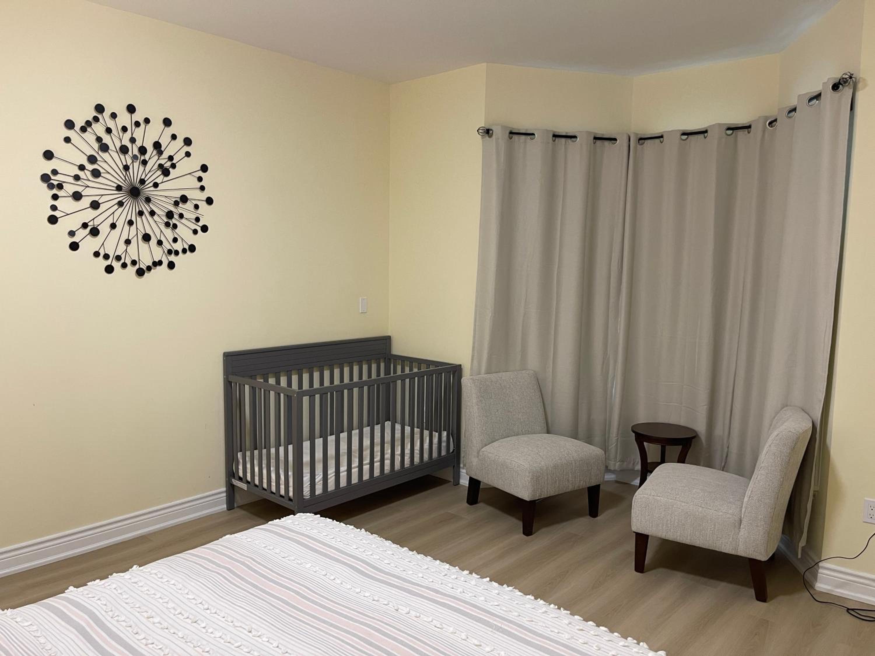 Victoria Family Vacation Home - King Bed Private Yard BBQ Deck Gazebo - 4 Minutes To The Falls 5