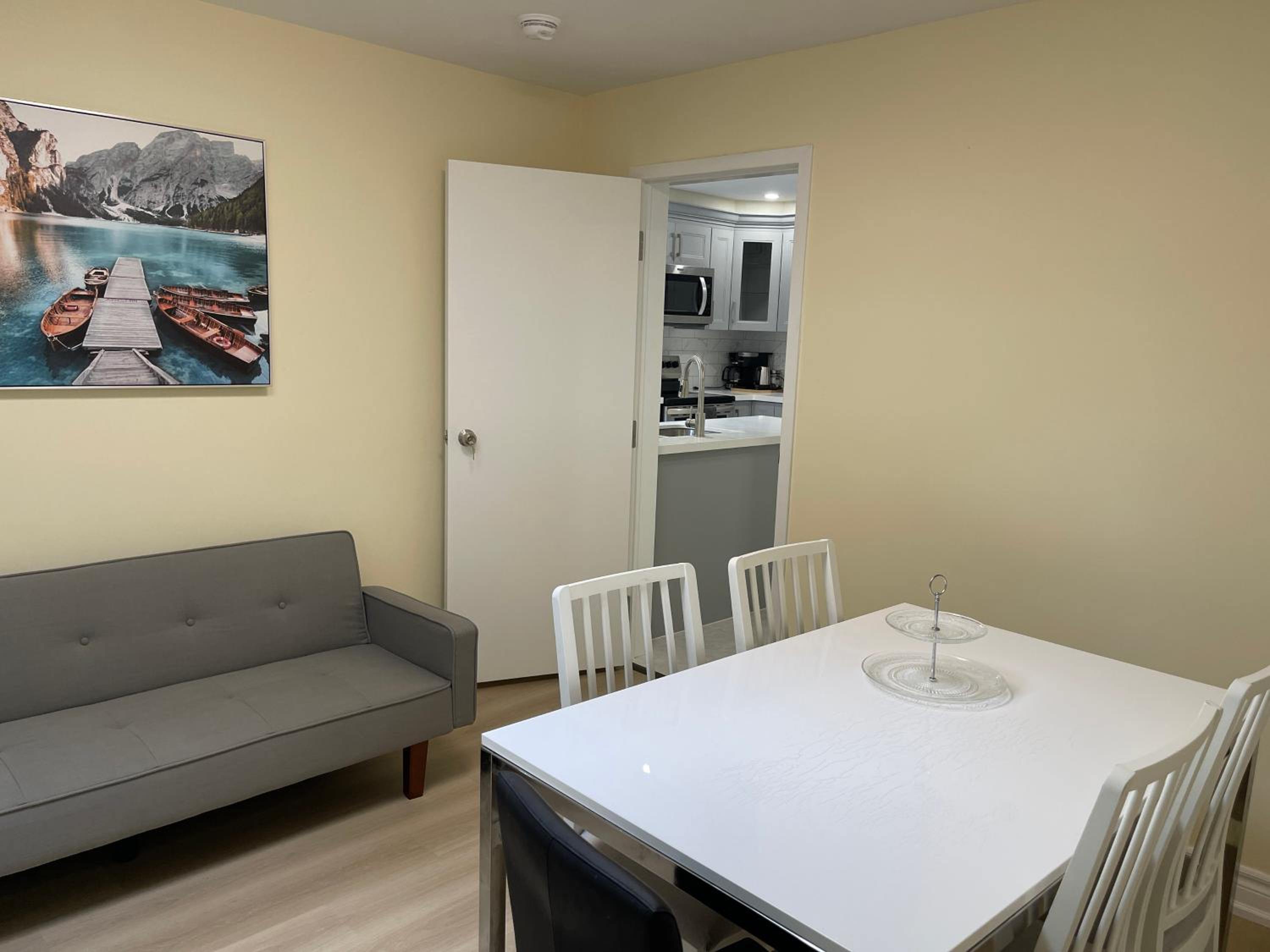 Victoria Family Vacation Home - King Bed Private Yard BBQ Deck Gazebo - 4 Minutes To The Falls 3