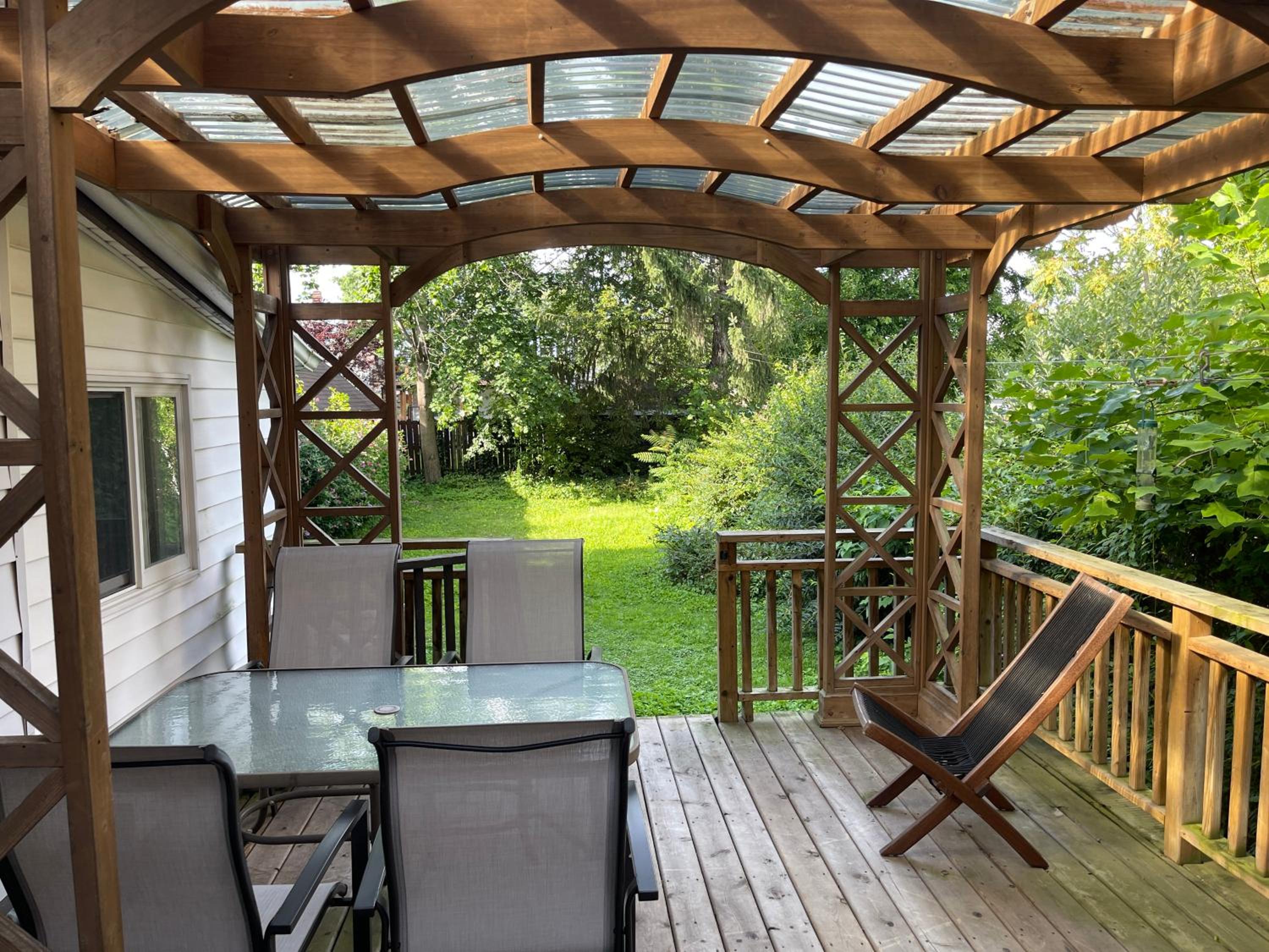 Victoria Family Vacation Home - King Bed Private Yard BBQ Deck Gazebo - 4 Minutes To The Falls