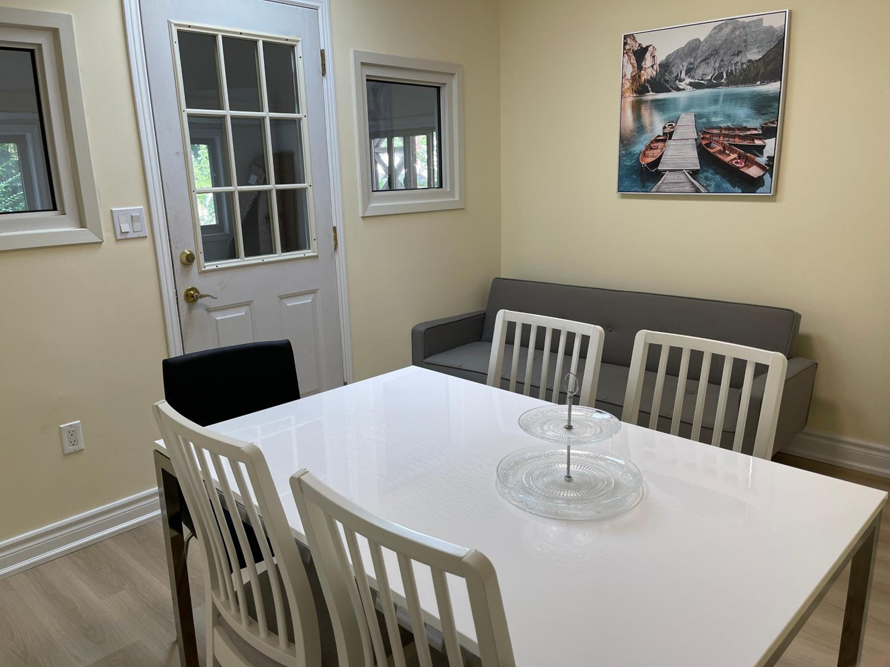Victoria Family Vacation Home - King Bed Private Yard BBQ Deck Gazebo - 4 Minutes To The Falls 4