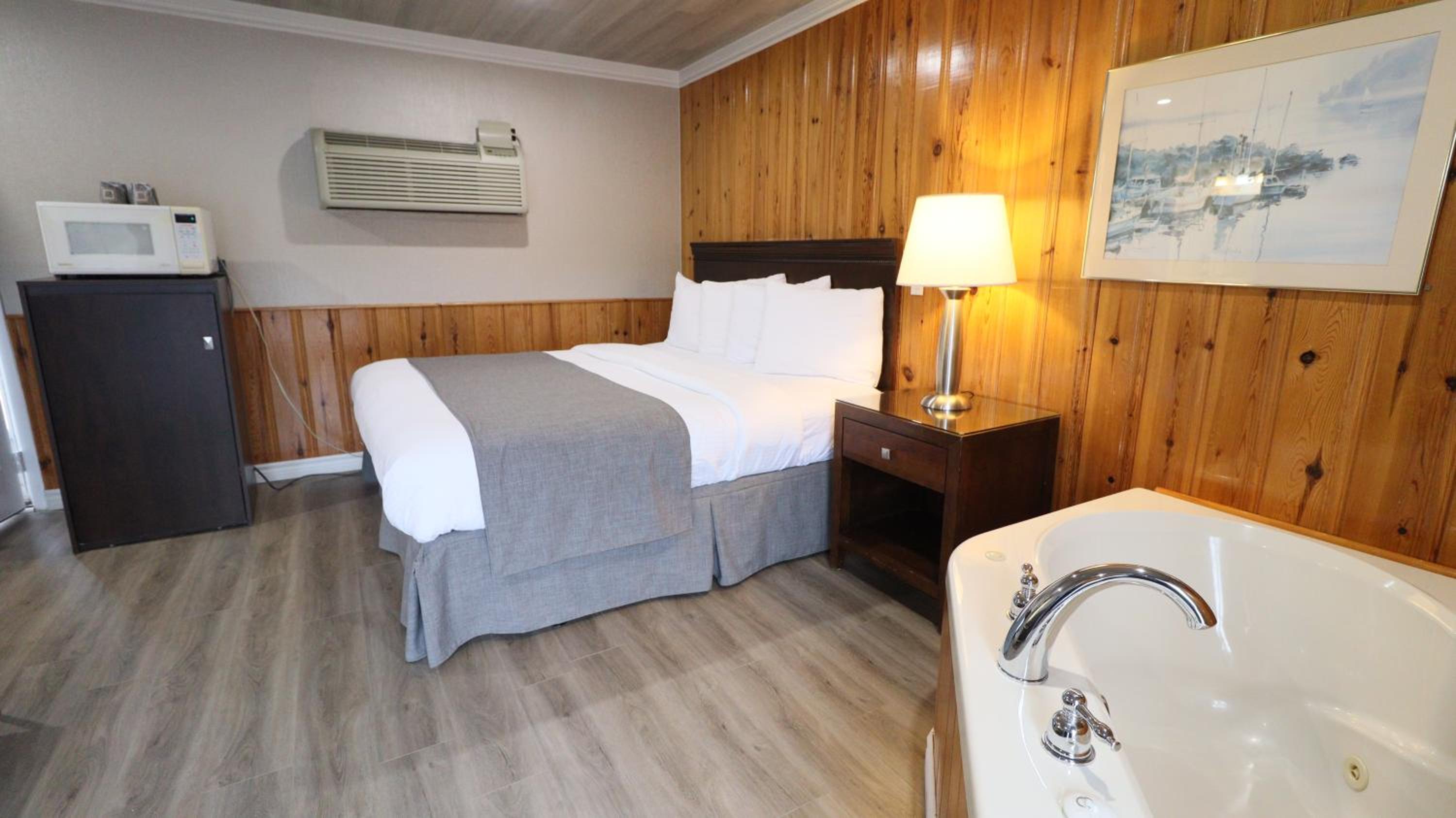 Algonquin Lakeside Inn