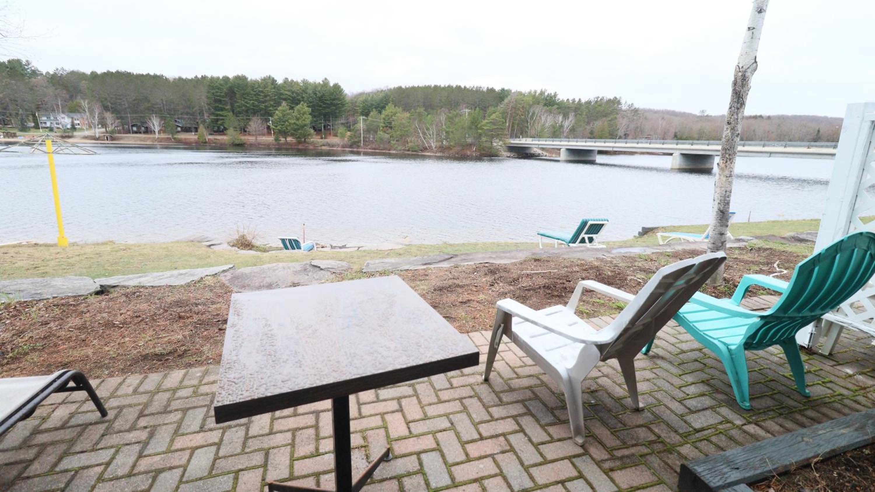 Algonquin Lakeside Inn