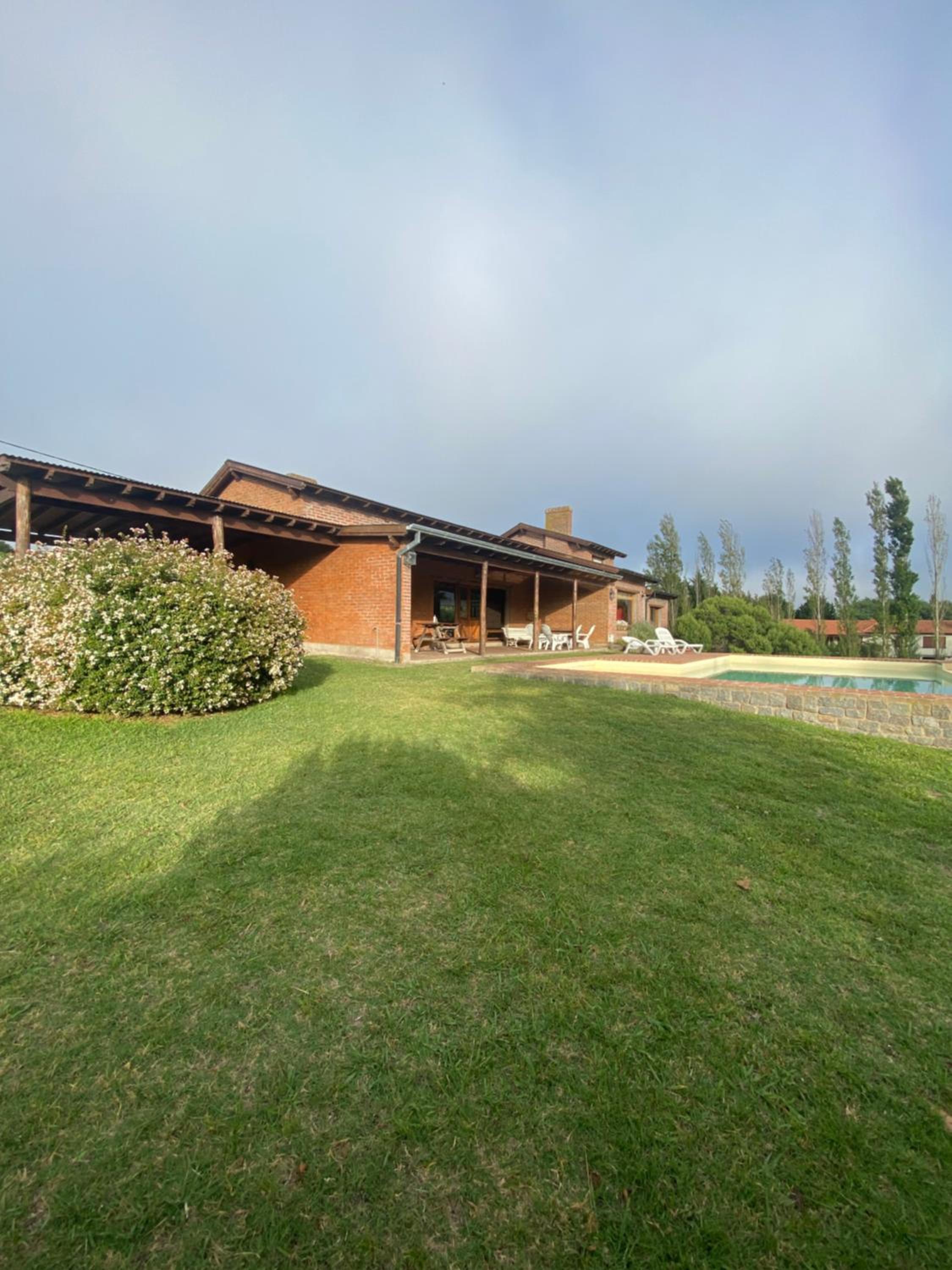 Hotel Quinta Ecuador Tandil - Image 1