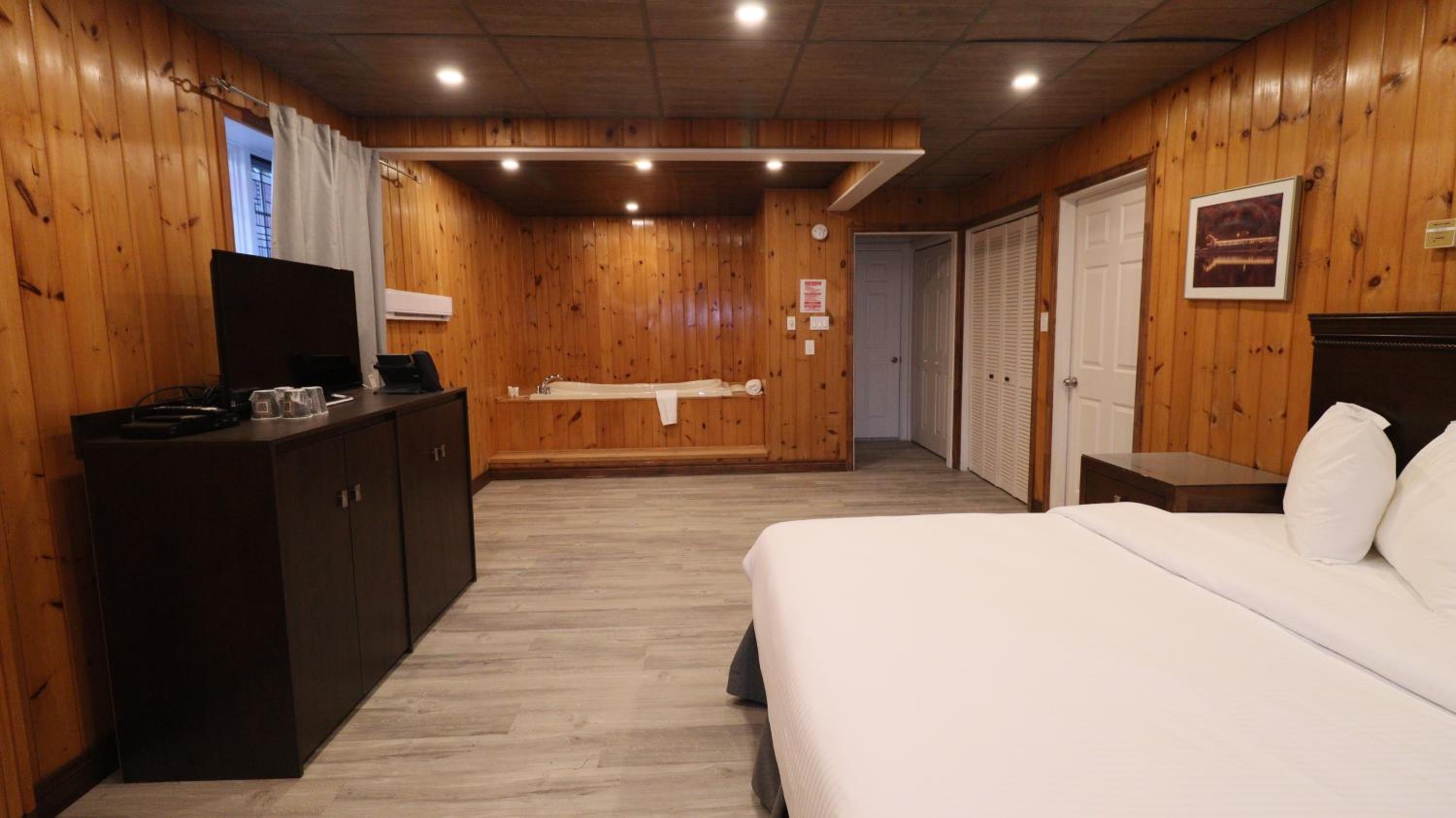 Algonquin Lakeside Inn