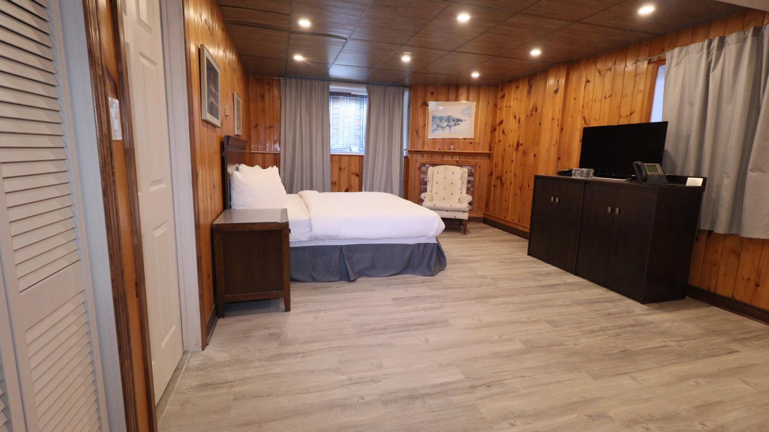 Algonquin Lakeside Inn