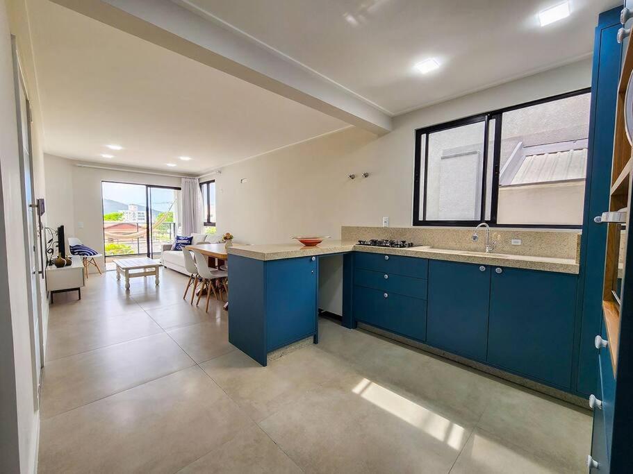 Apartamento novo com 3 quartos e 3 banheiros.