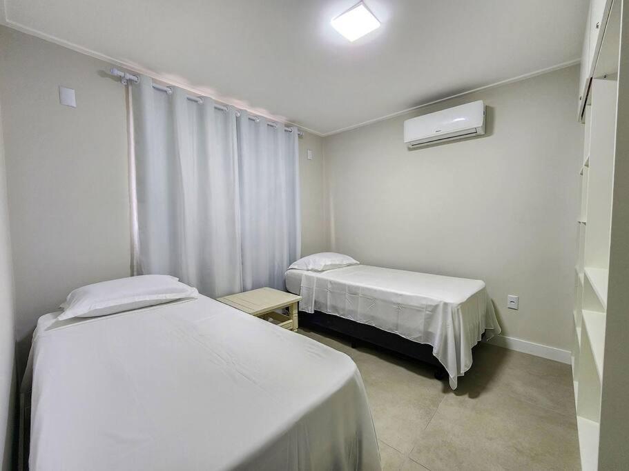 Apartamento novo com 3 quartos e 3 banheiros.