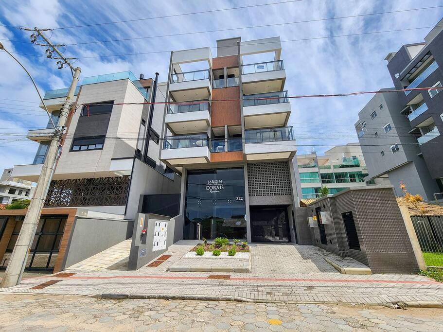 Apartamento novo com 3 quartos e 3 banheiros.
