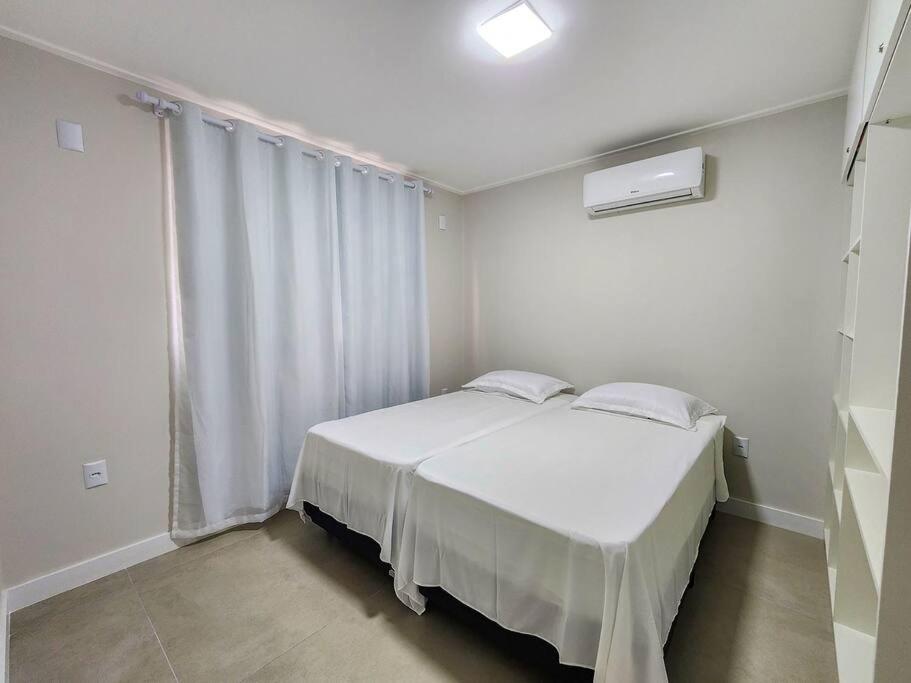 Apartamento novo com 3 quartos e 3 banheiros.