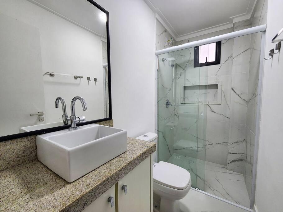 Apartamento novo com 3 quartos e 3 banheiros.