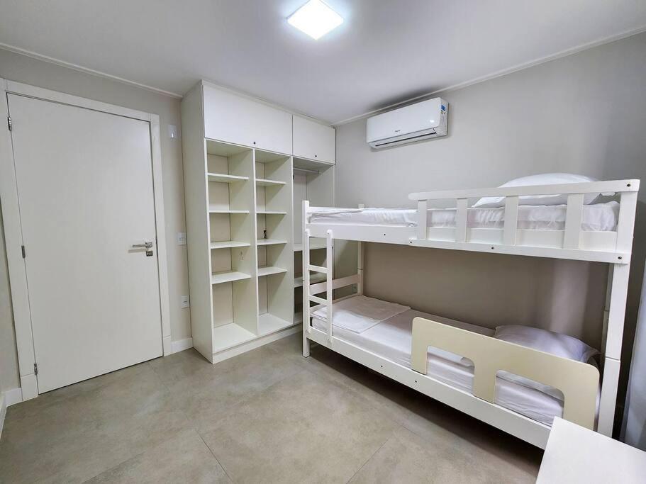 Apartamento novo com 3 quartos e 3 banheiros.