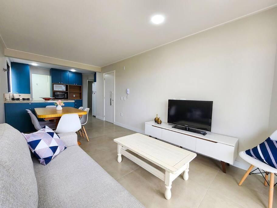 Apartamento novo com 3 quartos e 3 banheiros.