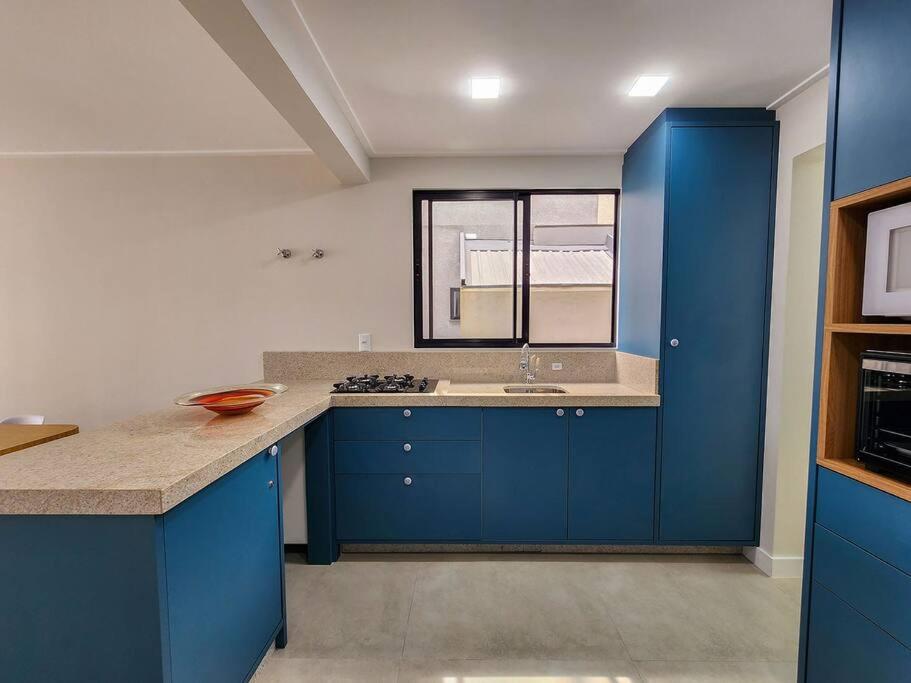 Apartamento novo com 3 quartos e 3 banheiros.