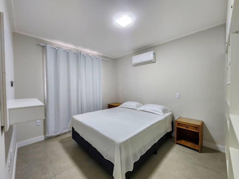 Apartamento novo com 3 quartos e 3 banheiros.