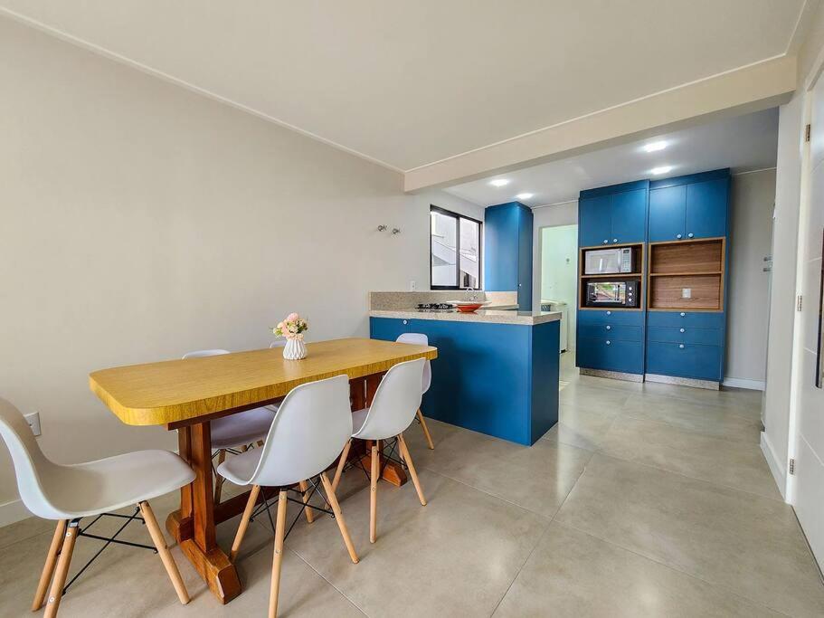 Apartamento novo com 3 quartos e 3 banheiros.